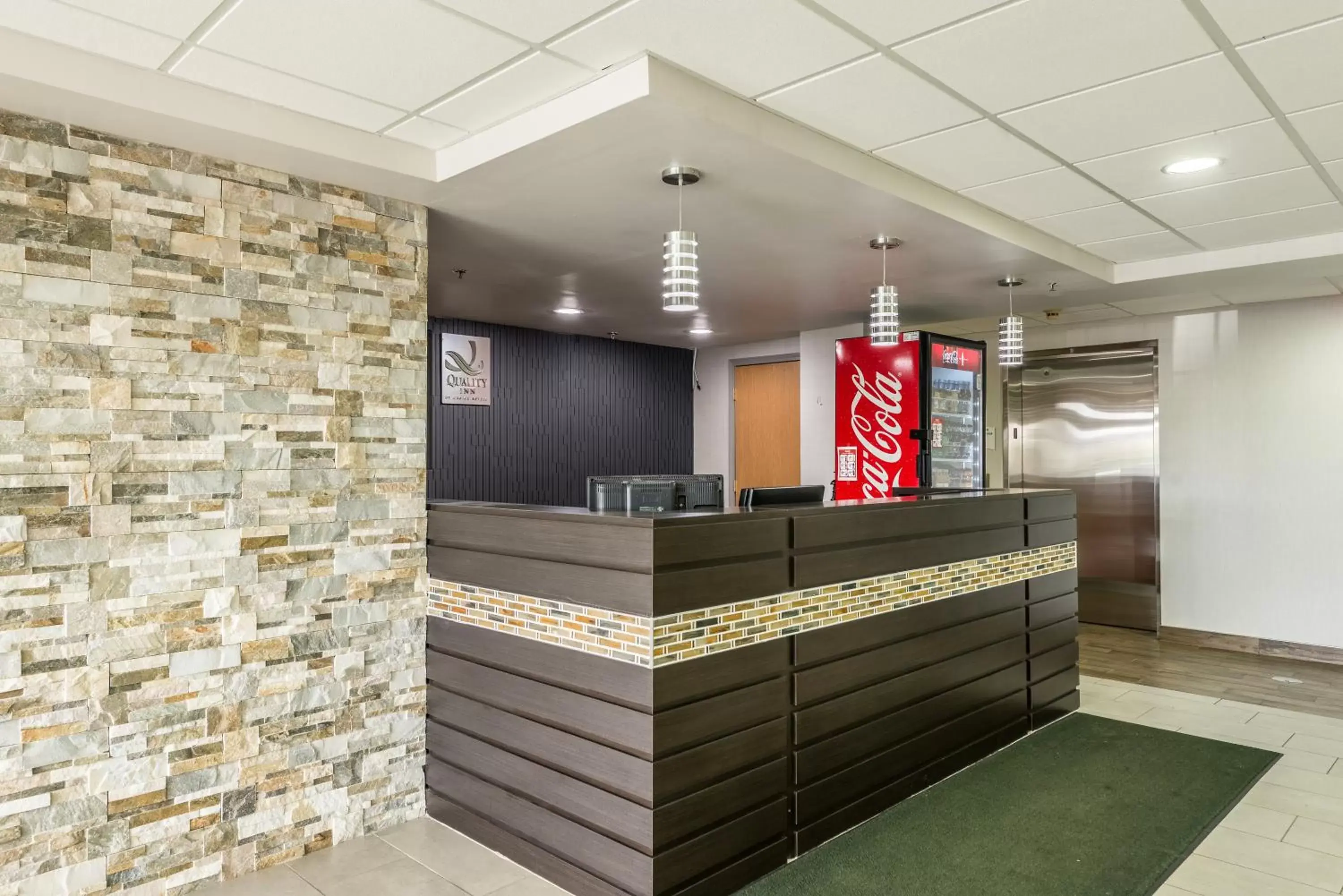 Lobby/Reception in Quality Inn Grove City - Columbus South