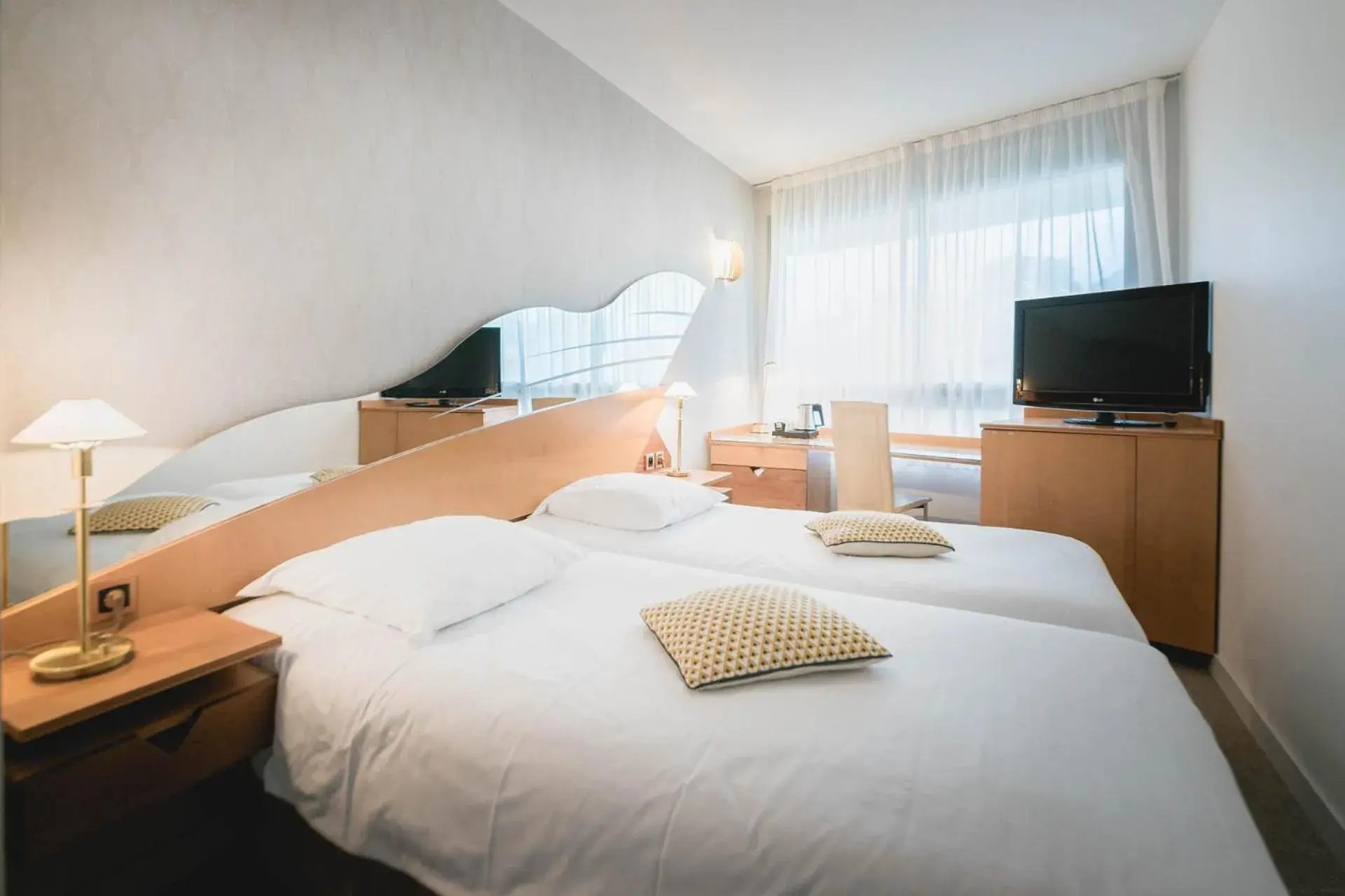 Bed in INTER-HOTEL Saint-Malo Ouest Le Crystal