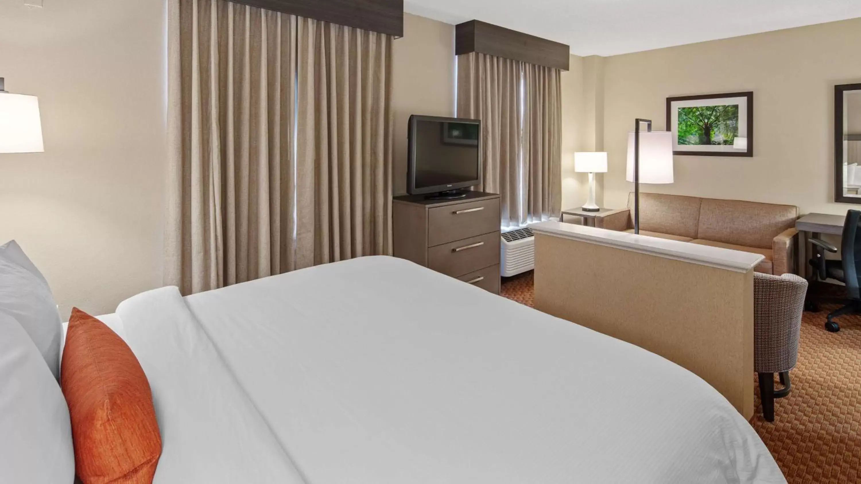 Photo of the whole room, Bed in Best Western Plus Kendall Hotel & Suites