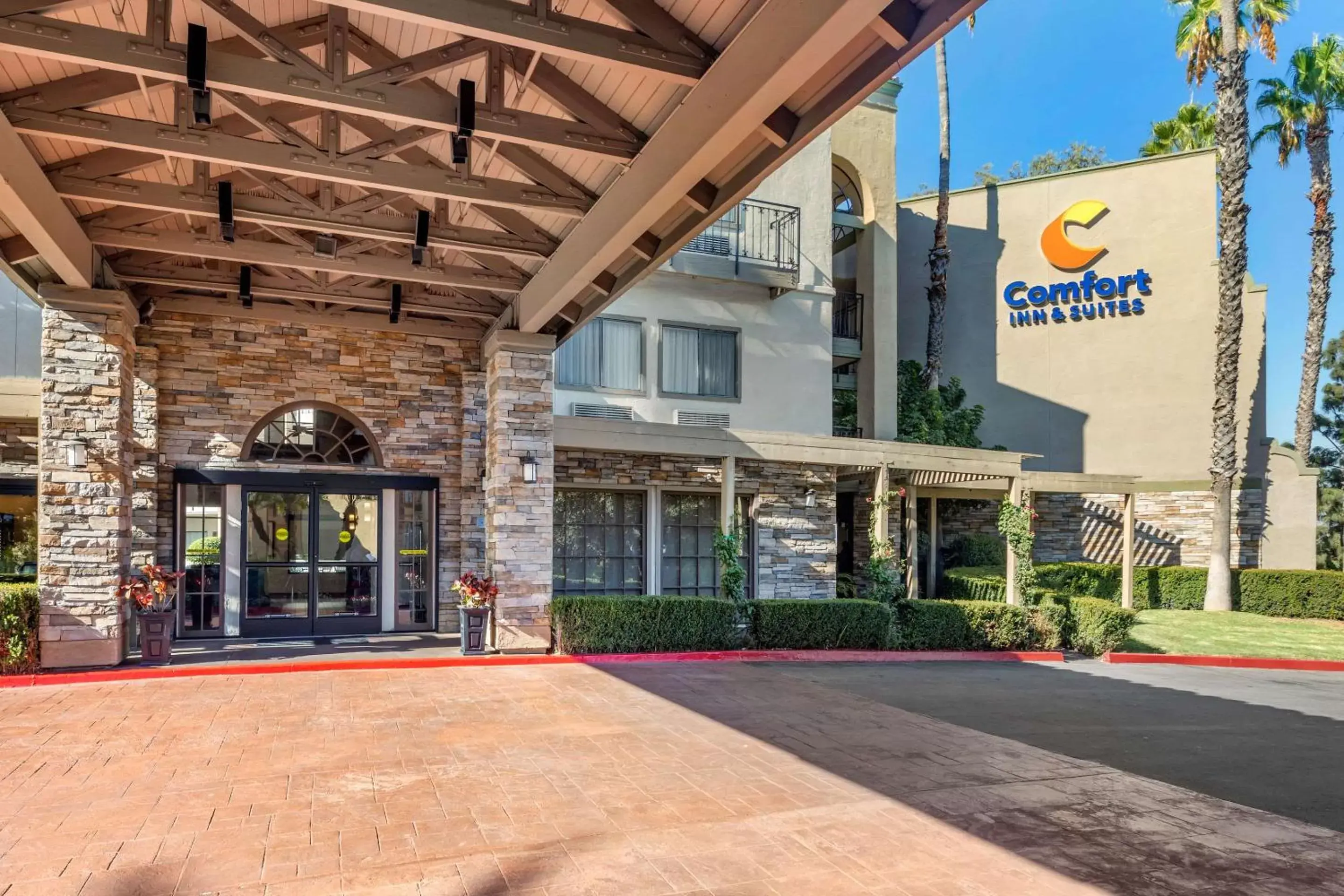 Property building in Comfort Inn & Suites Orange County John Wayne Airport