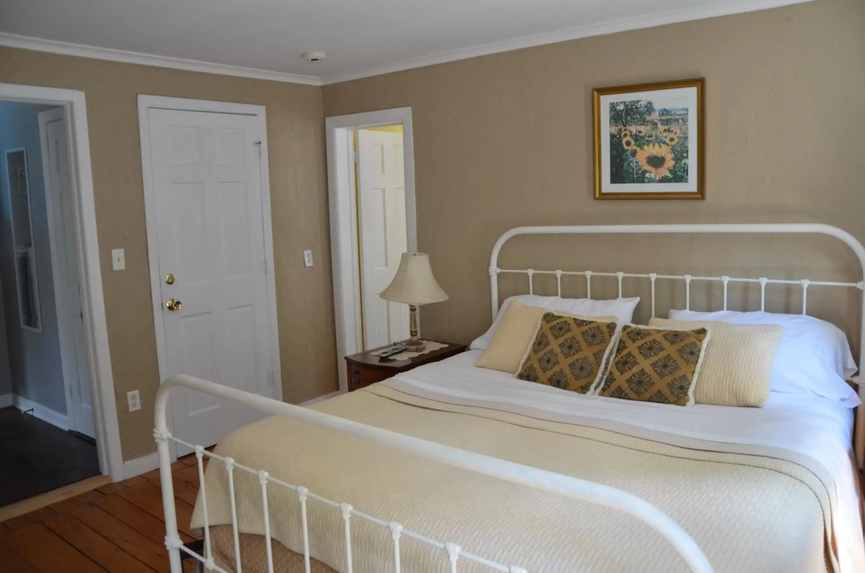 Photo of the whole room, Bed in Cornwall Inn