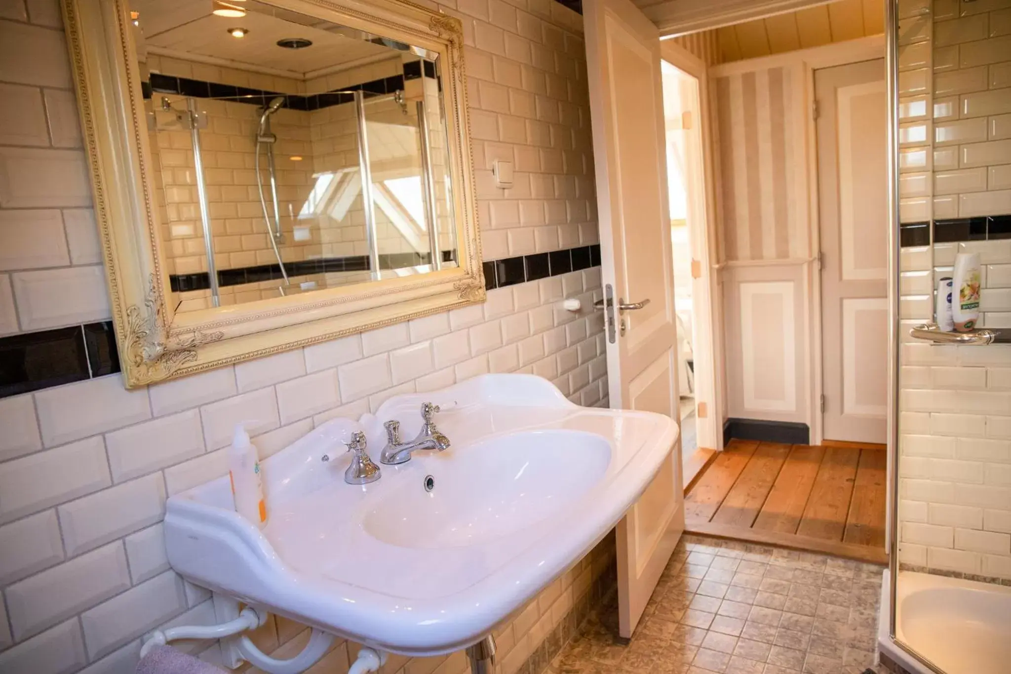 Shower, Bathroom in Boerenhofstede de Overhorn