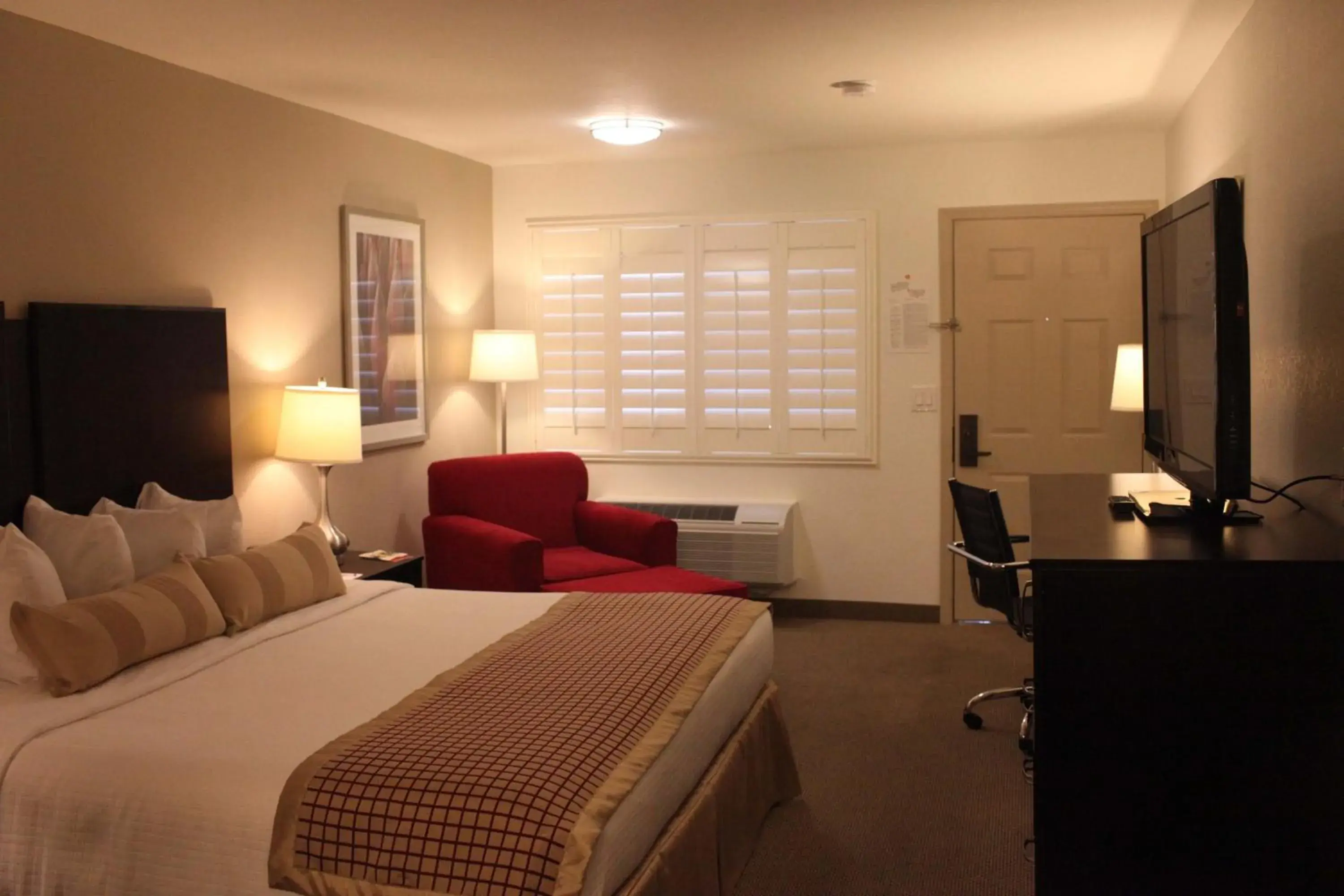 Photo of the whole room, Bed in Ramada by Wyndham Tempe/At Arizona Mills Mall