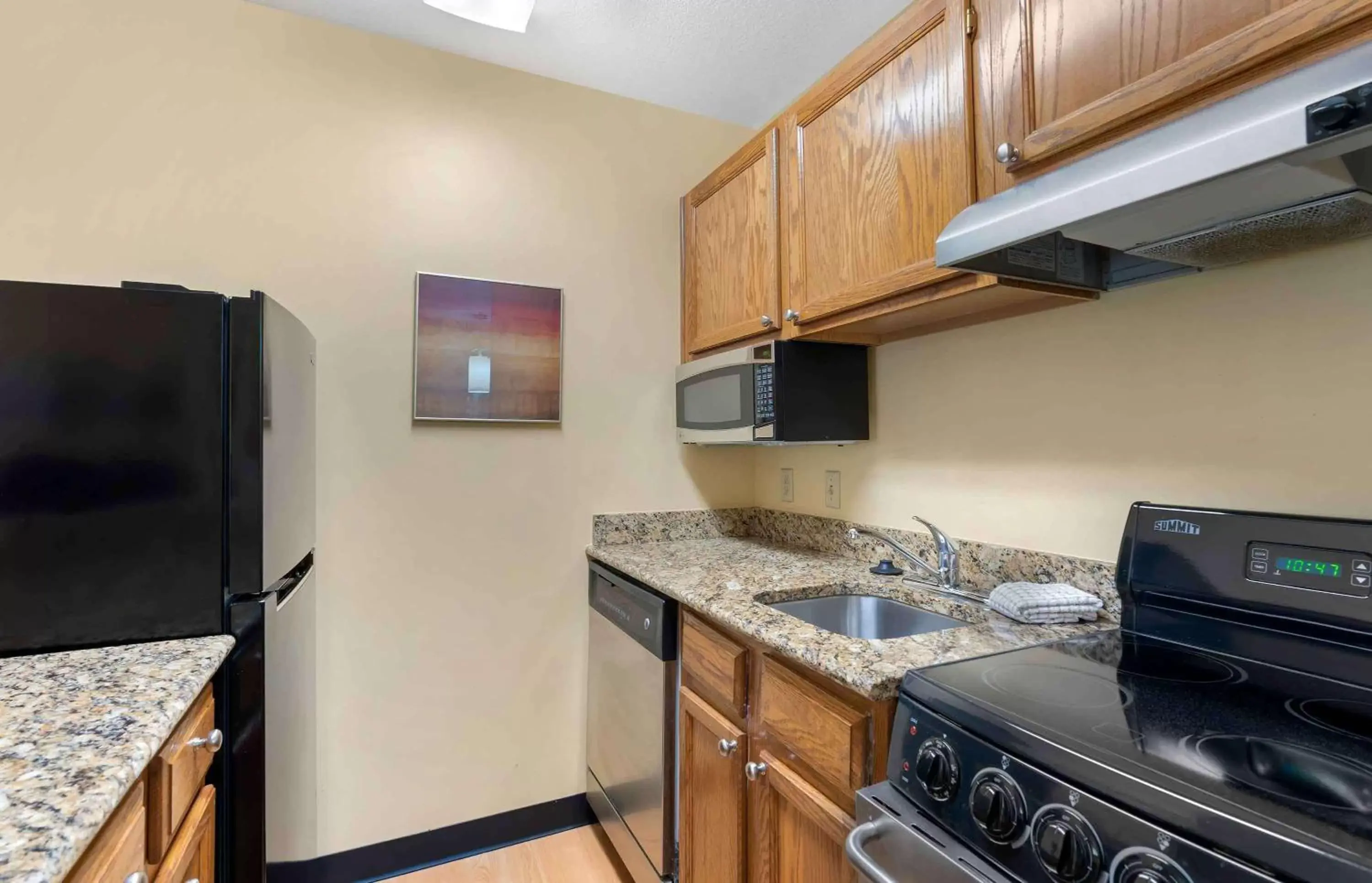 Bedroom, Kitchen/Kitchenette in Extended Stay America Suites - Newport News - Yorktown