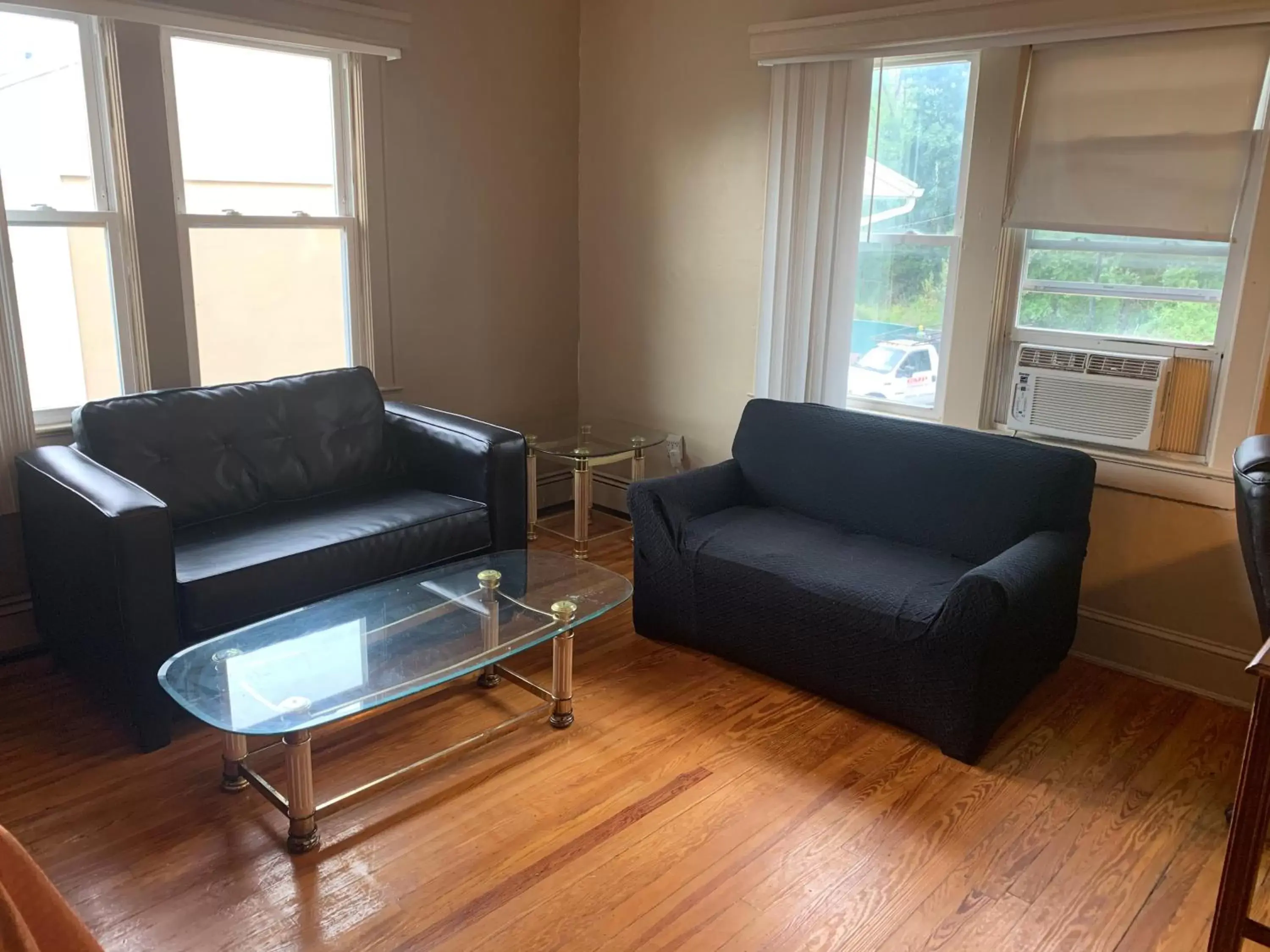 Living room, Seating Area in Travel Inn & Suites Flemington