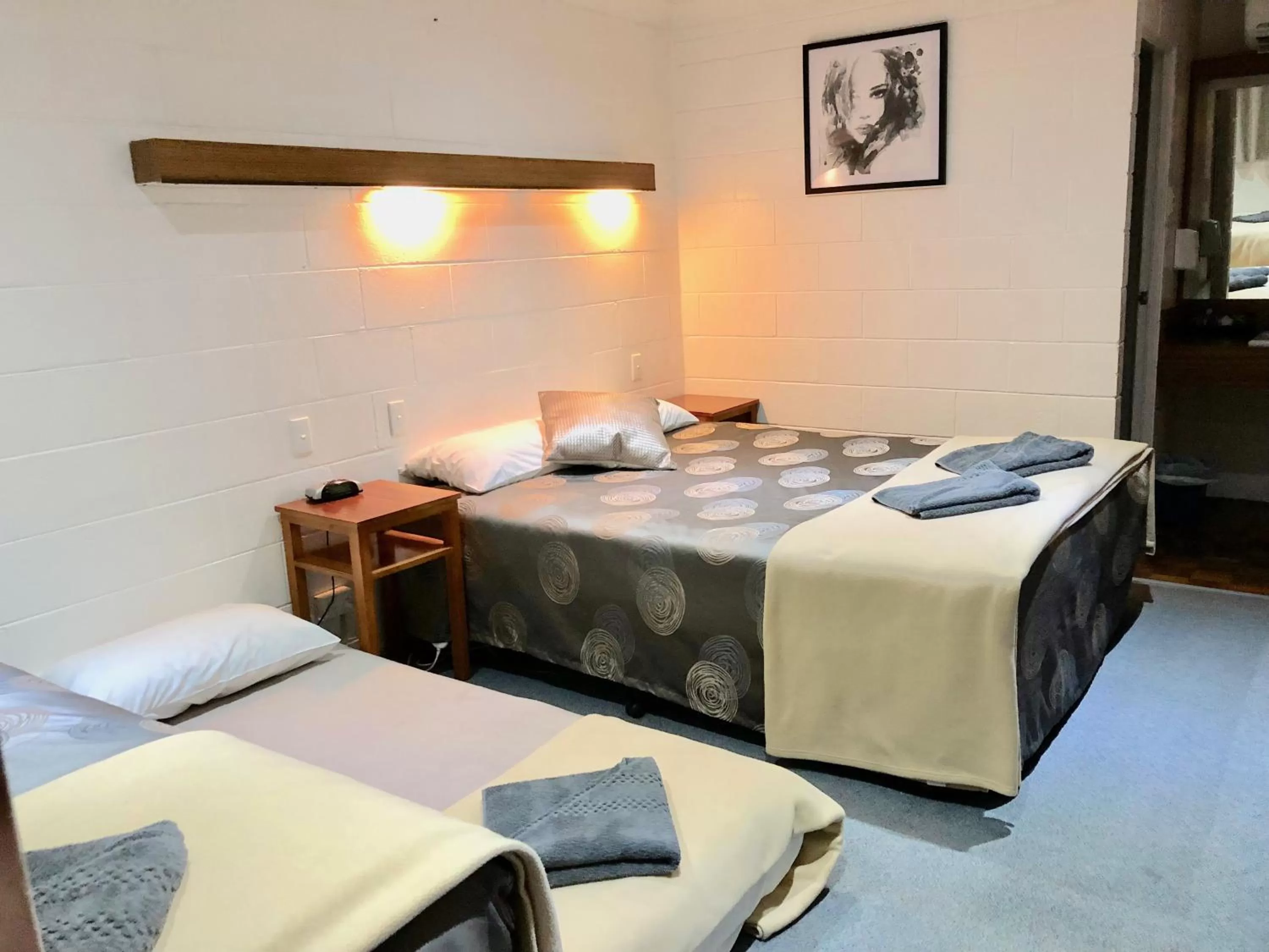 Bed in Byer Fountain Motor Inn