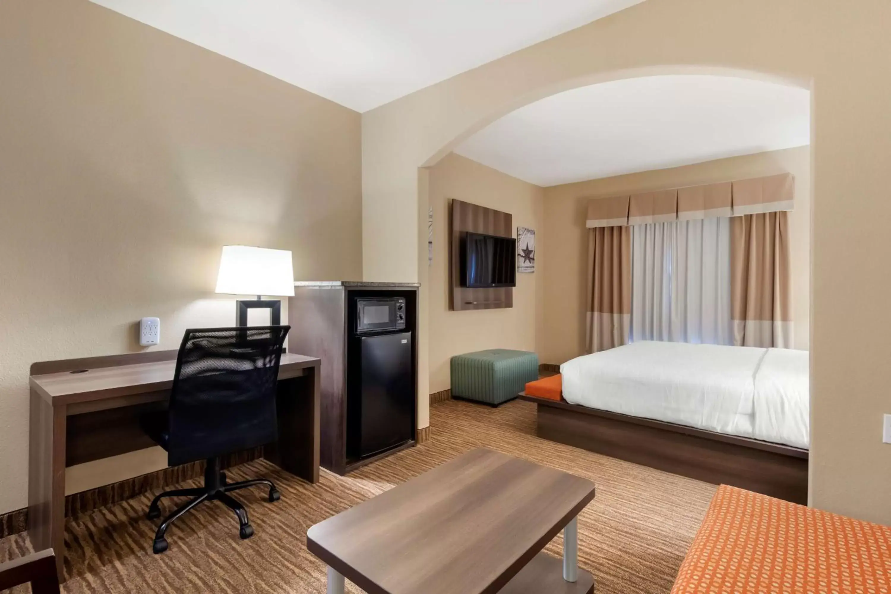 Photo of the whole room, Bed in Best Western Plus DFW Airport Suites