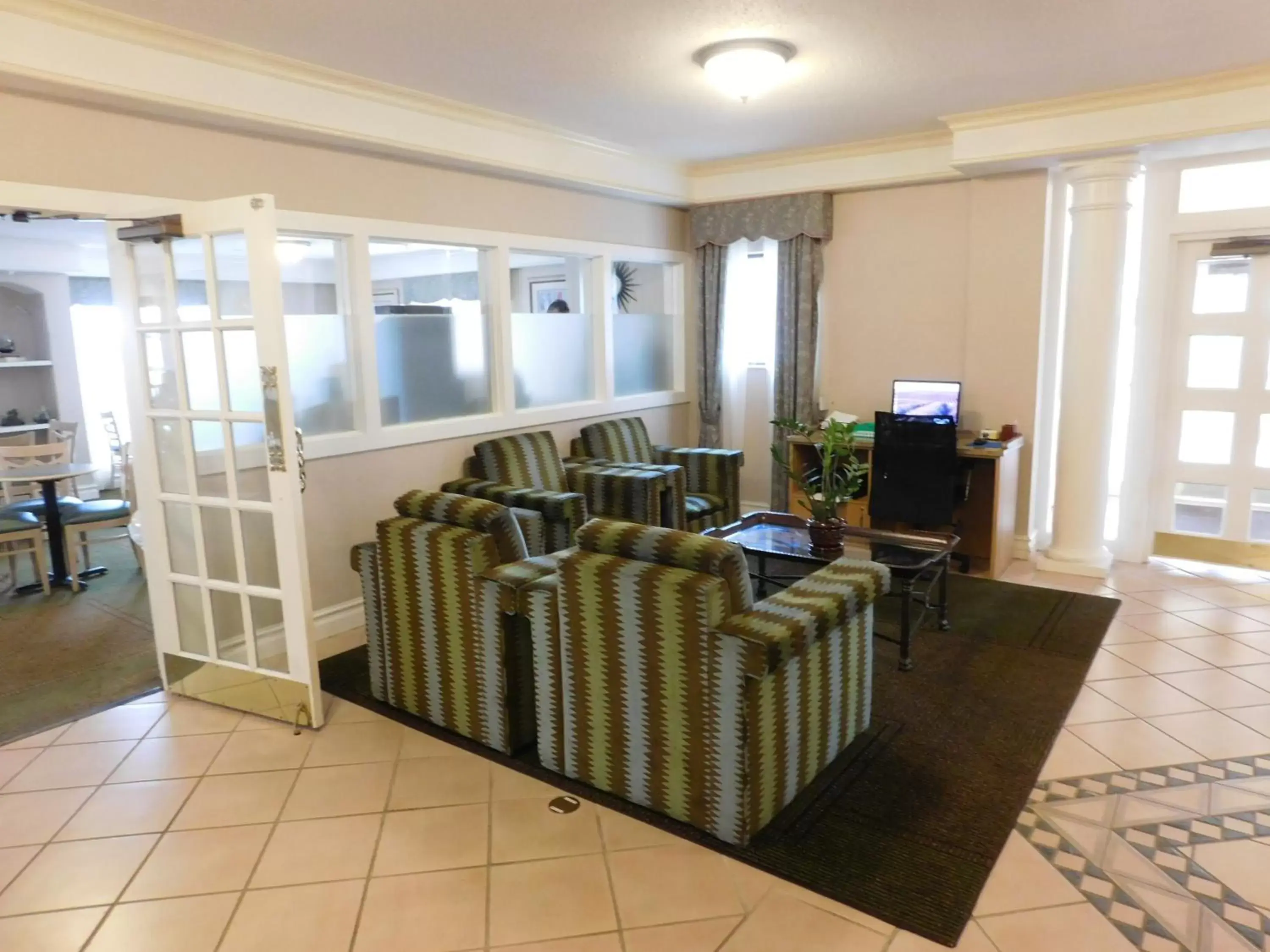 Lobby or reception, Seating Area in Days Inn & Suites by Wyndham Arlington Heights