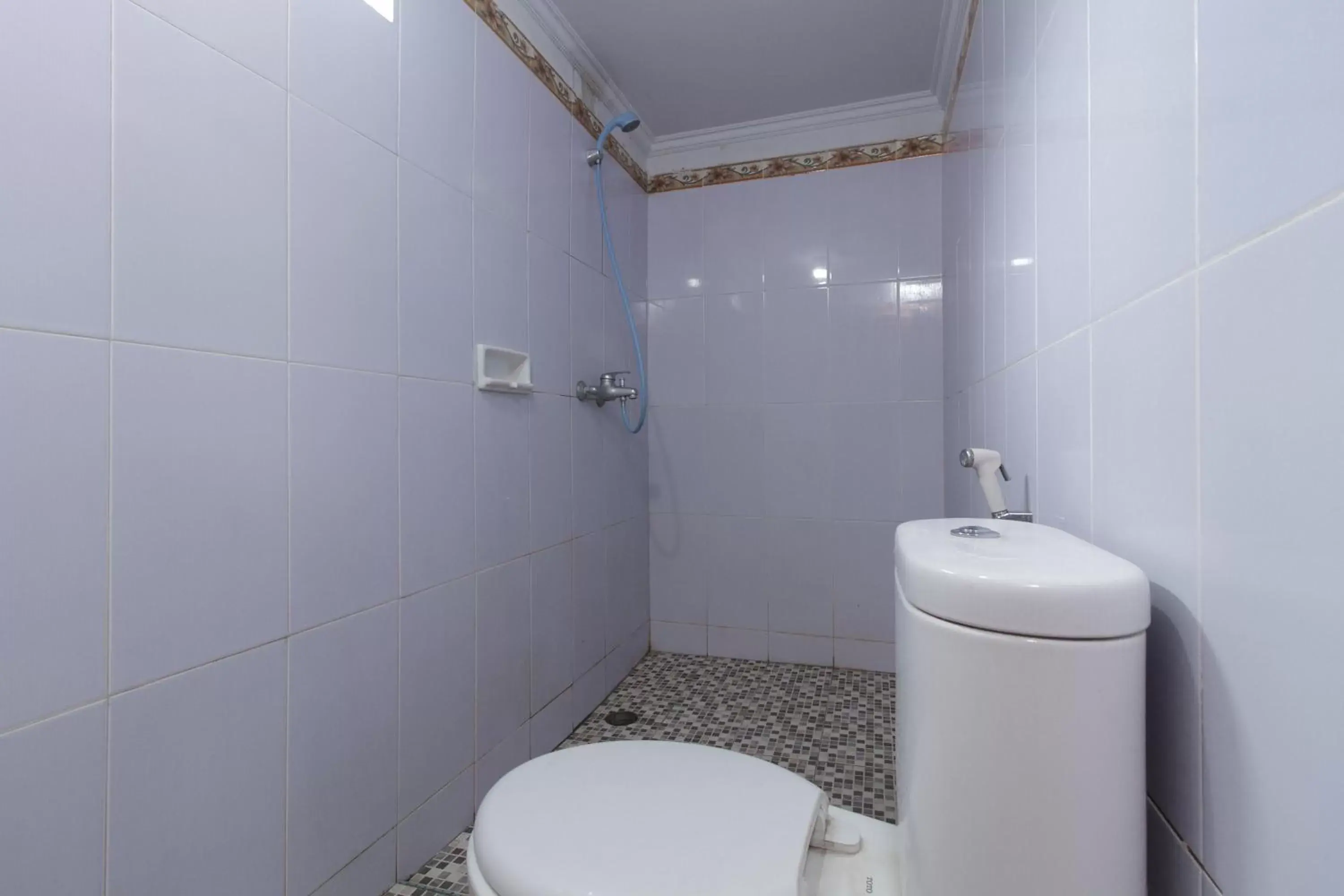 Toilet, Bathroom in RedDoorz at Jalan Babepalar Rike Manado