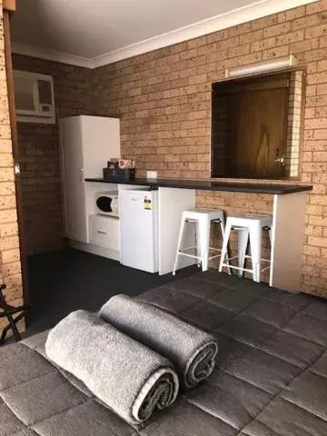 Kitchen or kitchenette in Muswellbrook Motor Inn