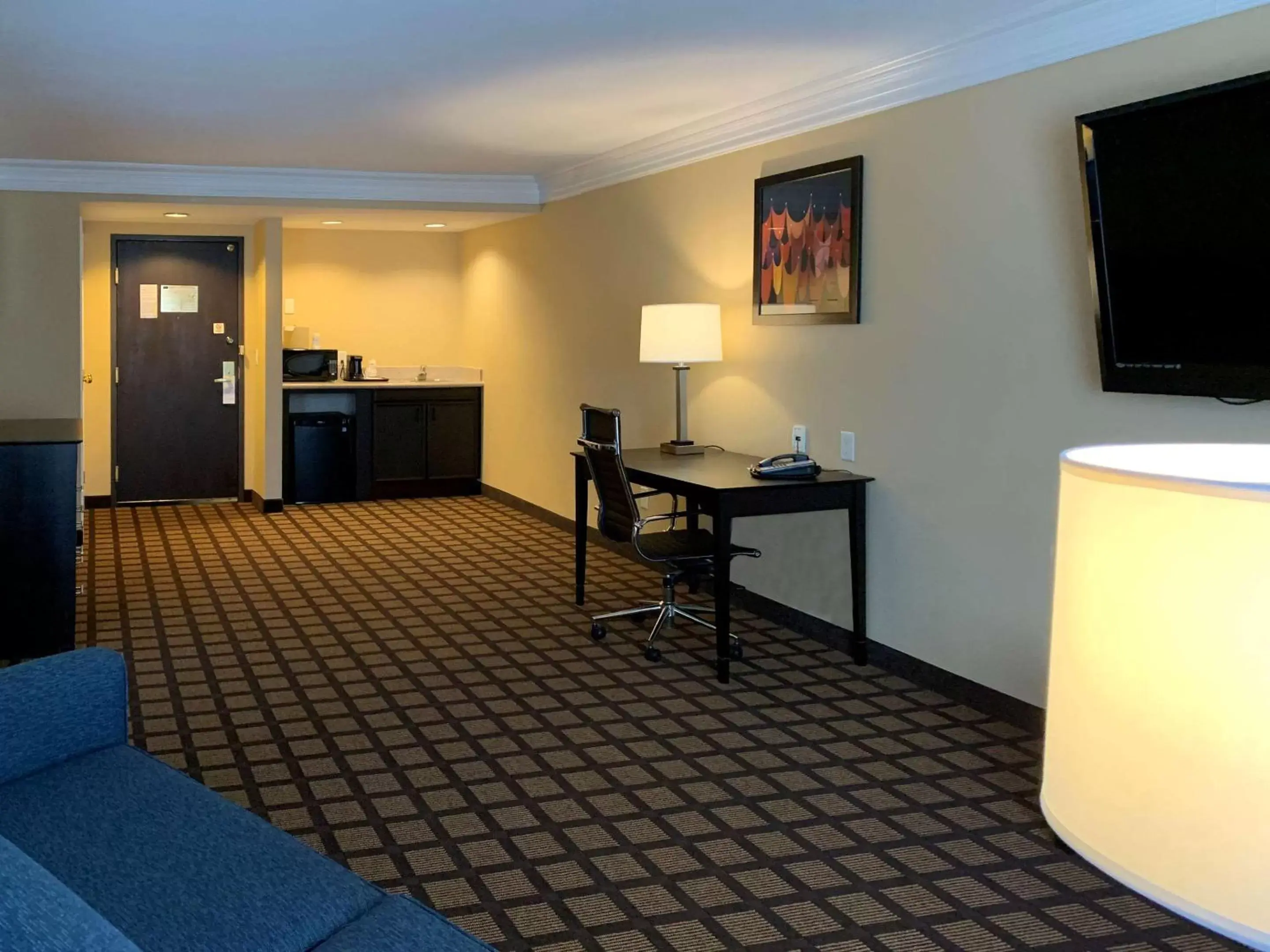 Photo of the whole room, TV/Entertainment Center in Comfort Inn Saint Paul East