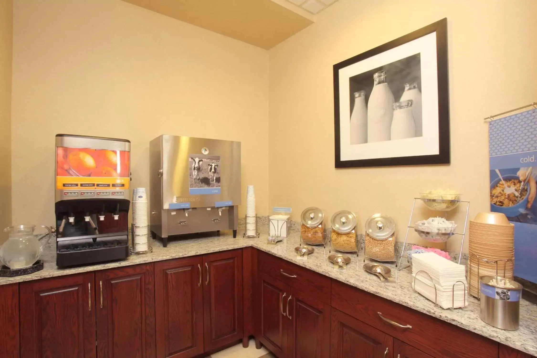 Dining area, Kitchen/Kitchenette in Hampton Inn Richland-Tri Cities