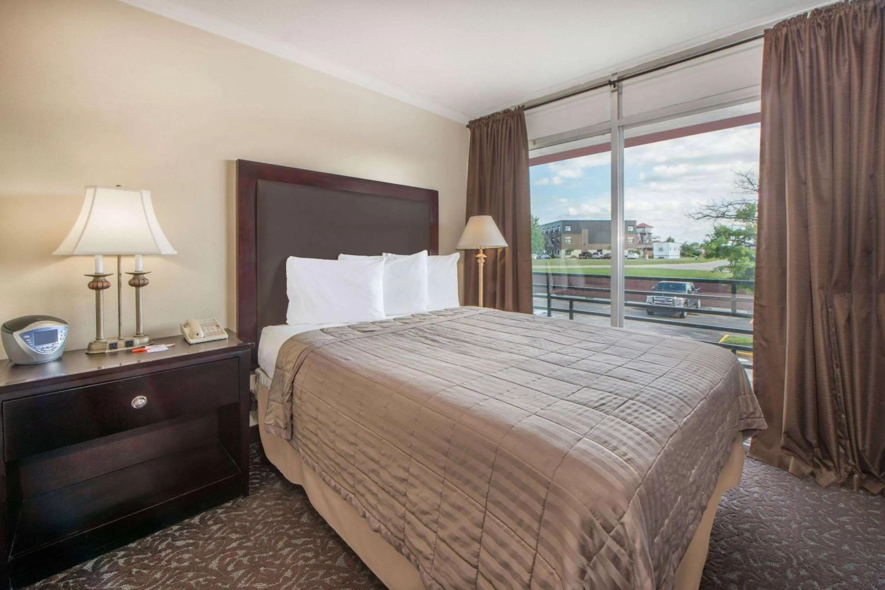 Photo of the whole room, Bed in Howard Johnson by Wyndham Burlington