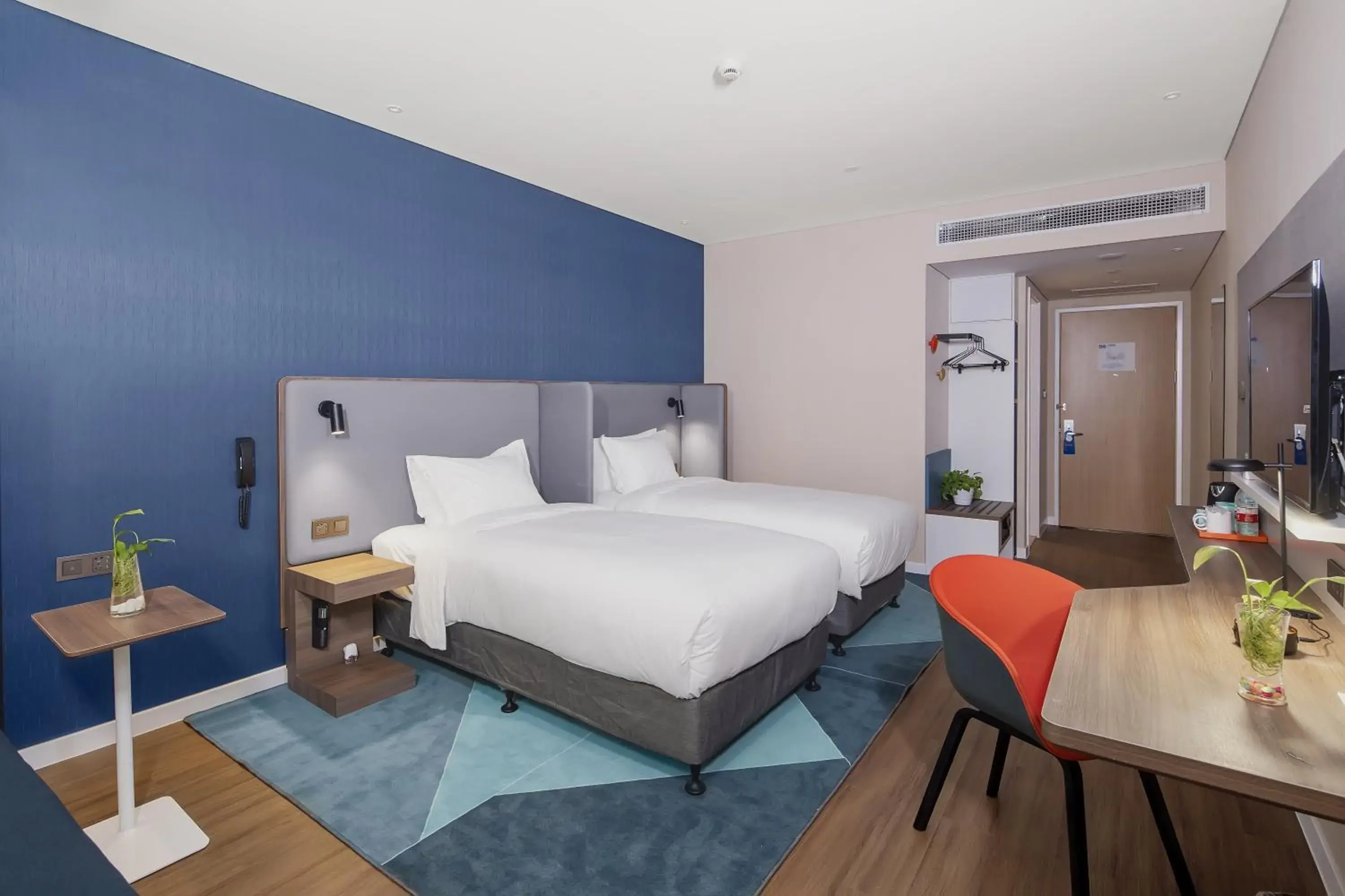 Photo of the whole room, Bed in Holiday Inn Express Shanghai Chongming, an IHG Hotel