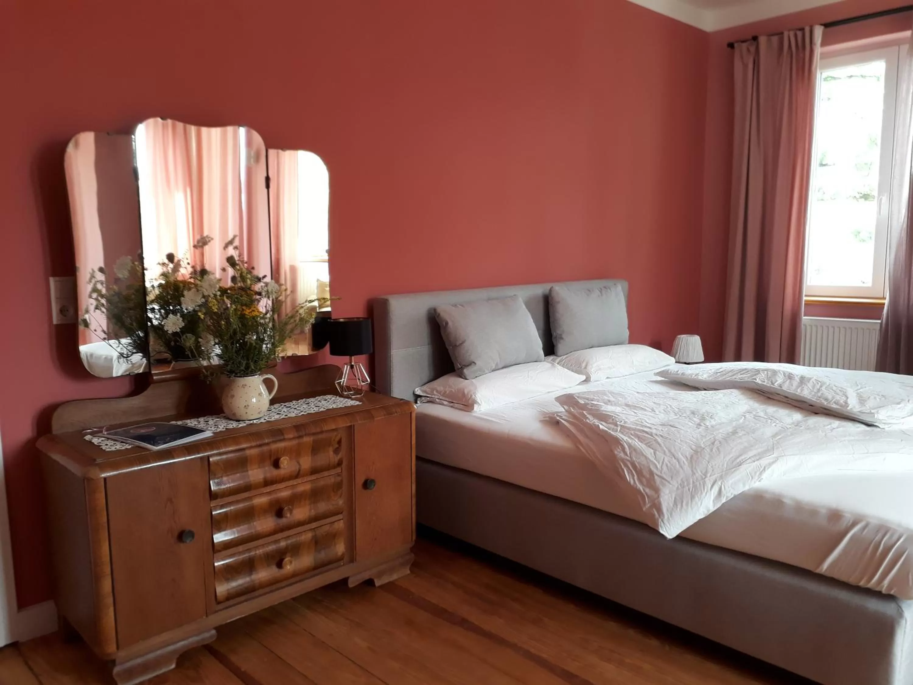 Photo of the whole room, Bed in Emmas