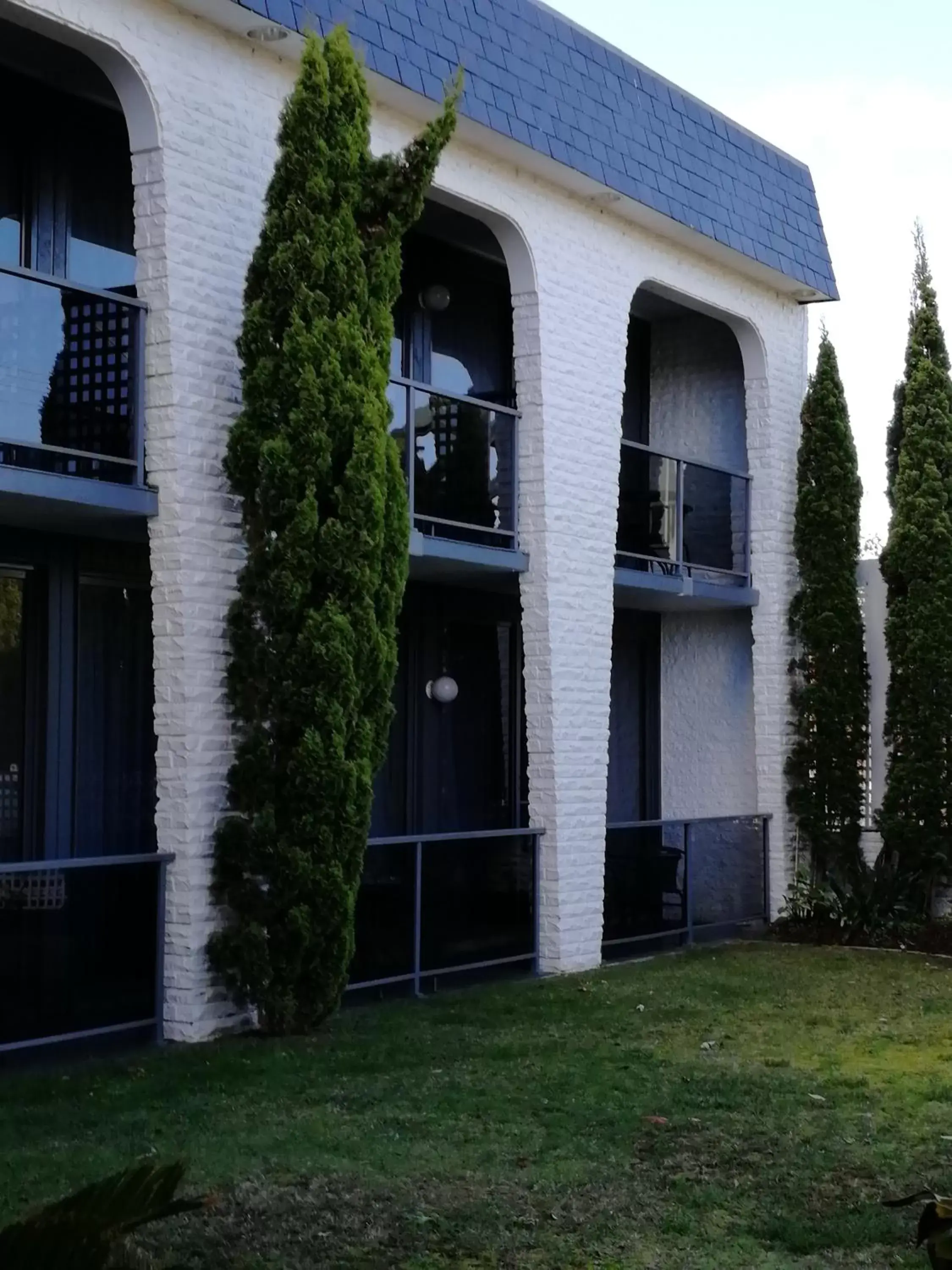 Facade/entrance, Property Building in Banjo Paterson Motor Inn