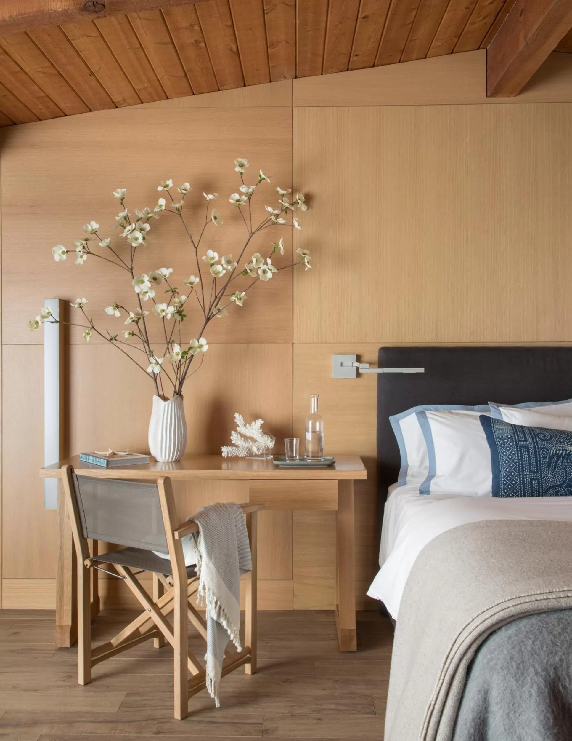Seating area, Bed in Malibu Beach Inn