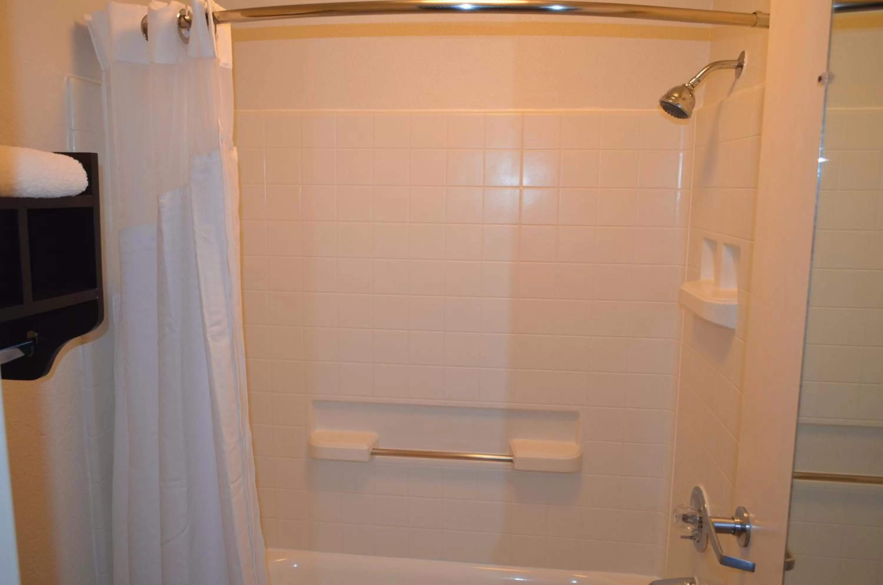 Bathroom in Howard Johnson by Wyndham Houston Heights Downtown