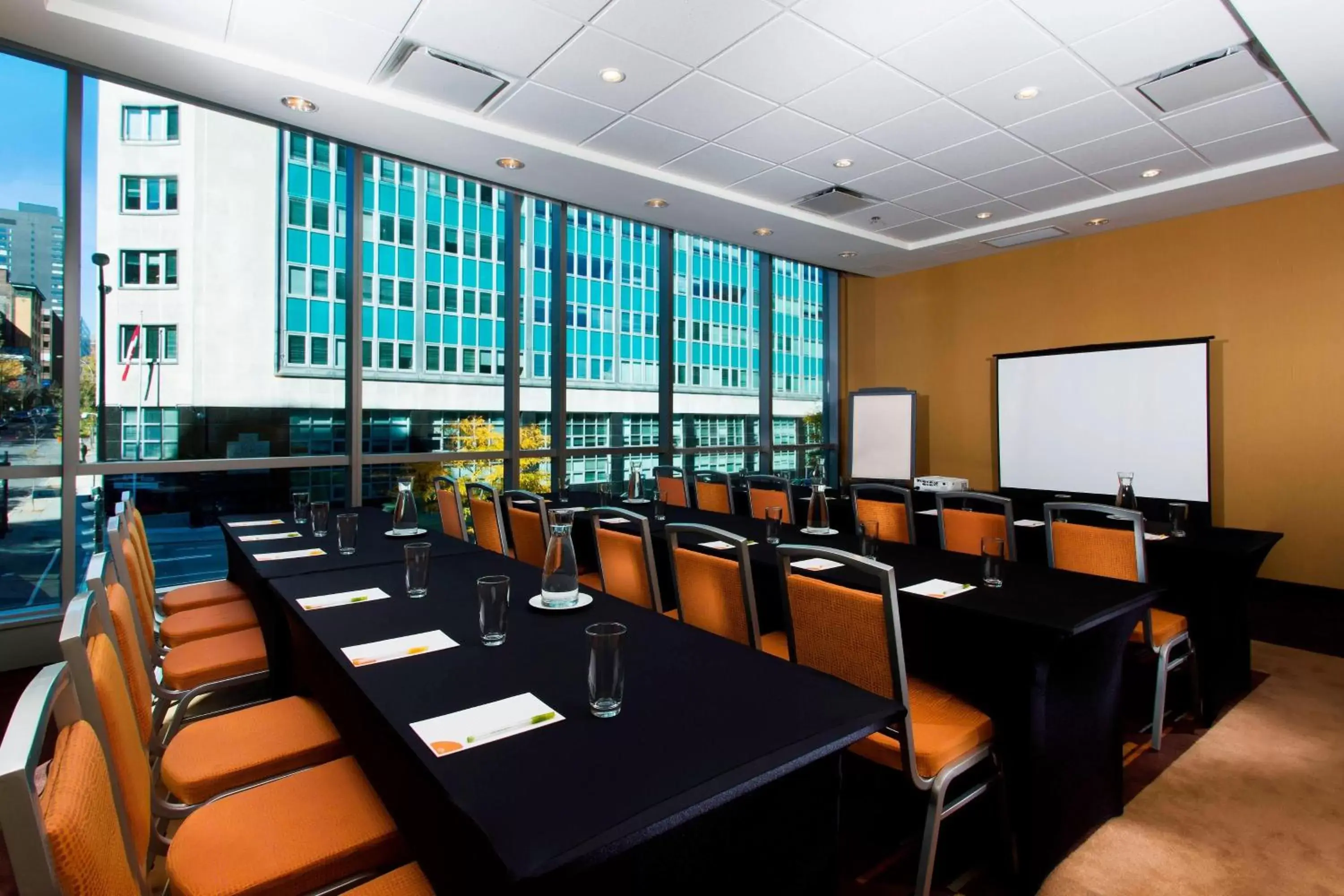 Meeting/conference room in Courtyard by Marriott Montreal Downtown