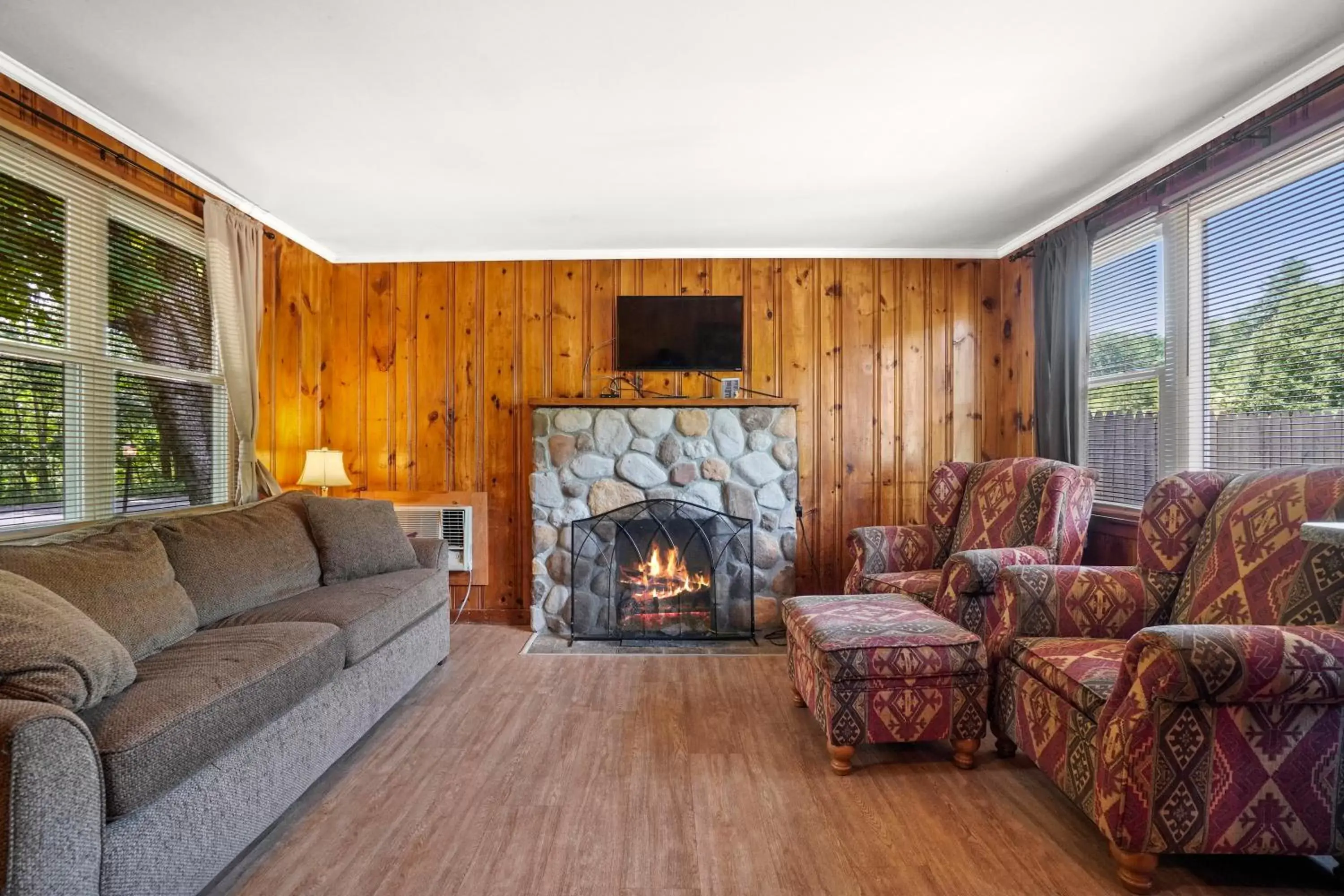 Bedroom, Seating Area in Whitney's Inn