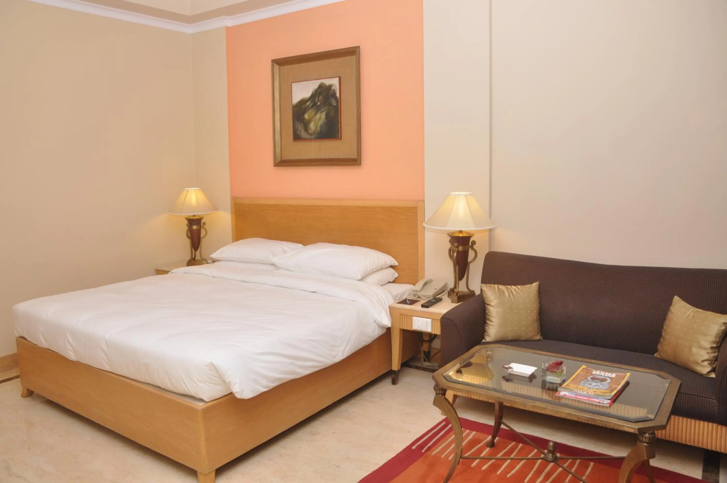 Bed in The Hans, New Delhi