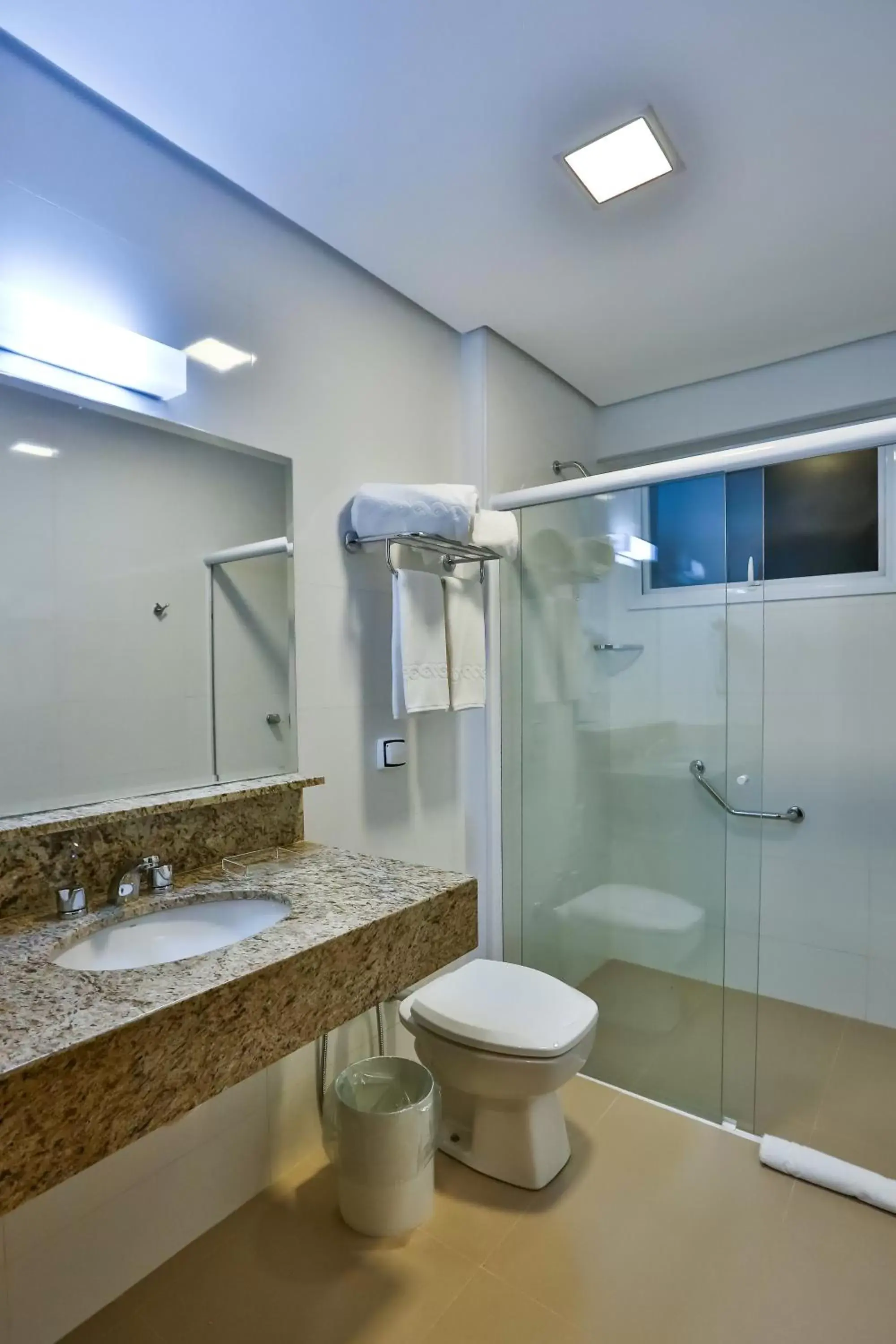 Shower, Bathroom in Comfort Mogi Guaçu