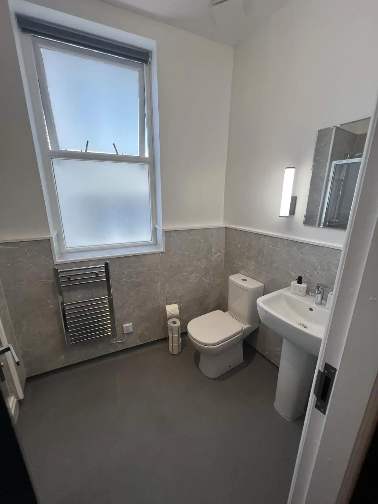Shower, Bathroom in Fenwick Sunrise Hotel