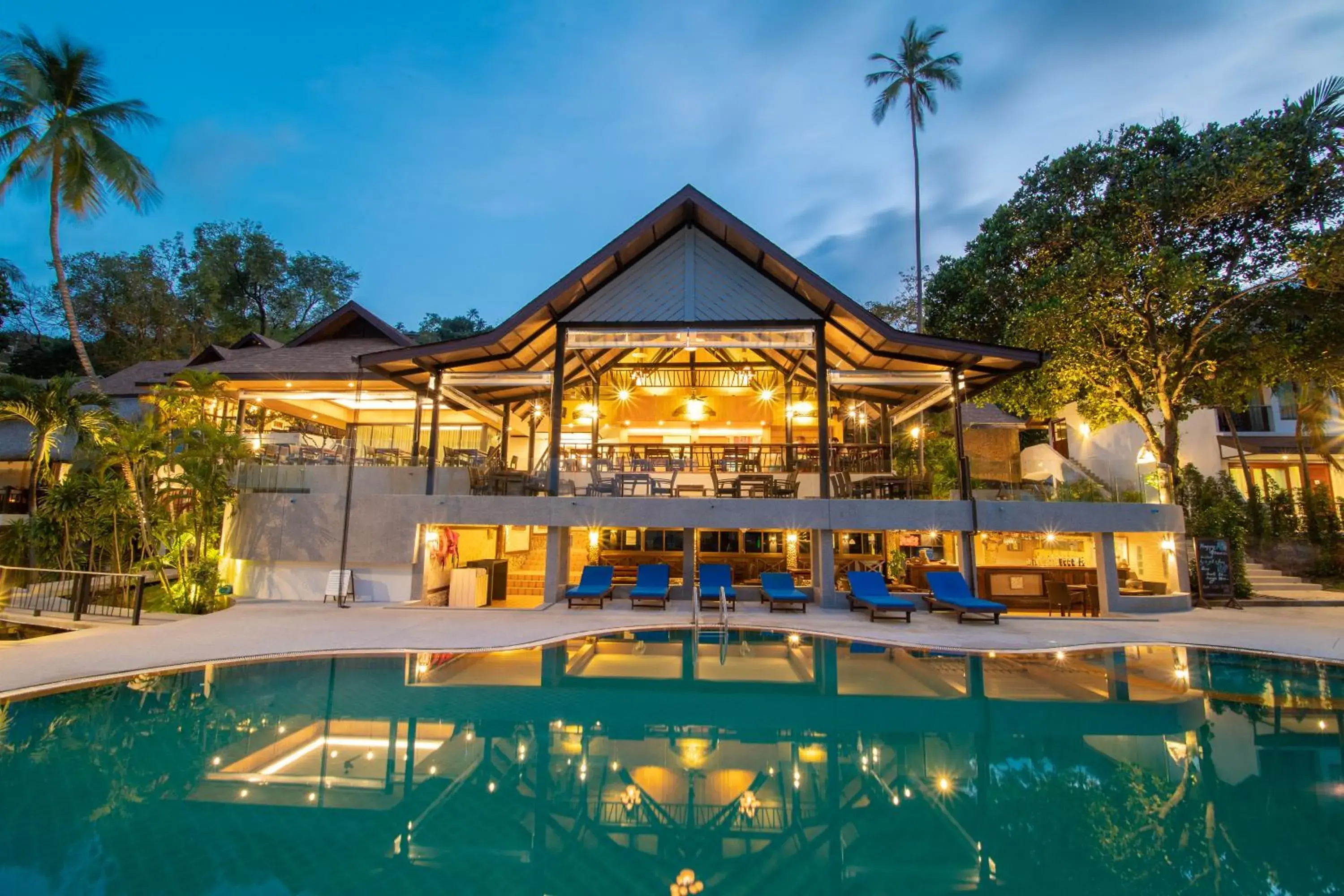 Restaurant/places to eat, Swimming Pool in Coral Cliff Beach Resort Samui - SHA Plus