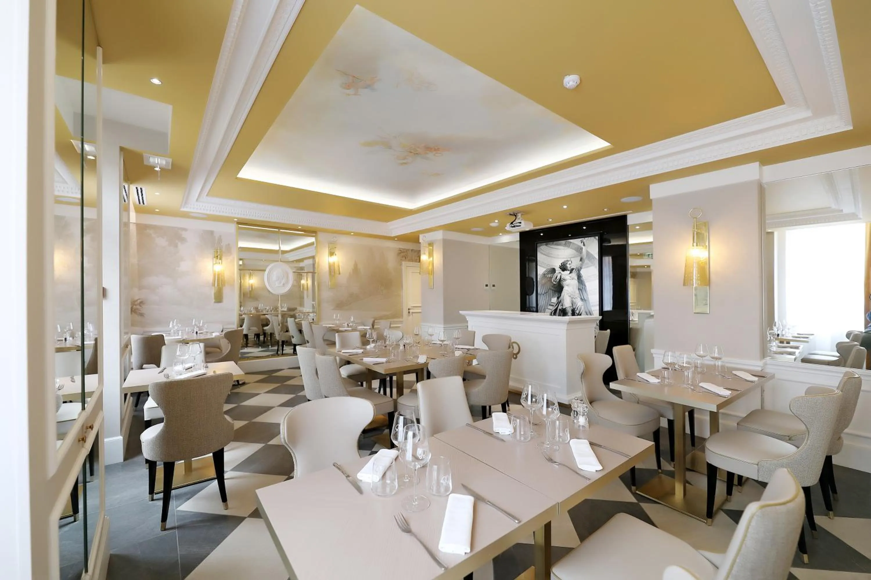 group of guests in Hôtel Alchimy