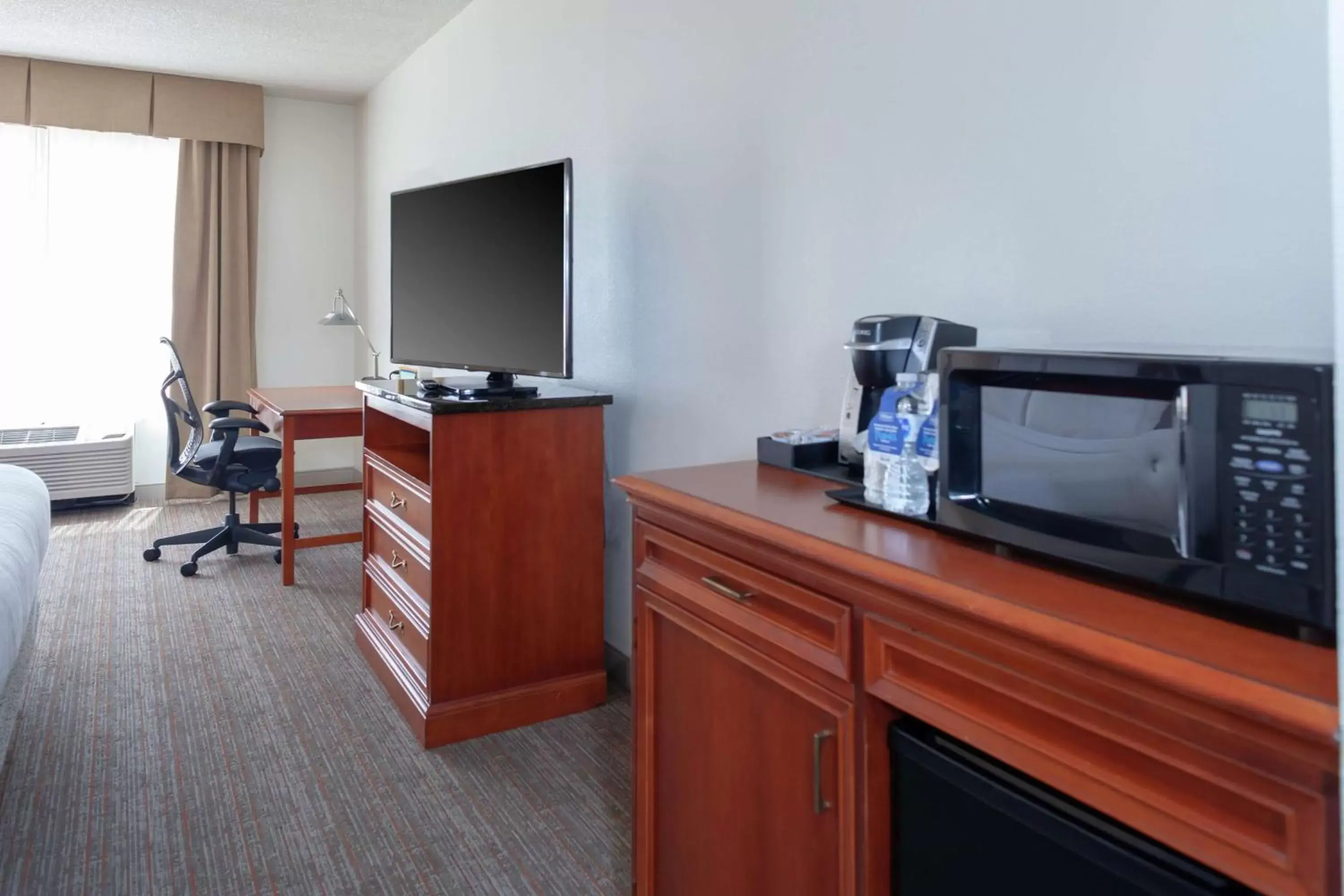 Bedroom, TV/Entertainment Center in Hilton Garden Inn Charlotte North