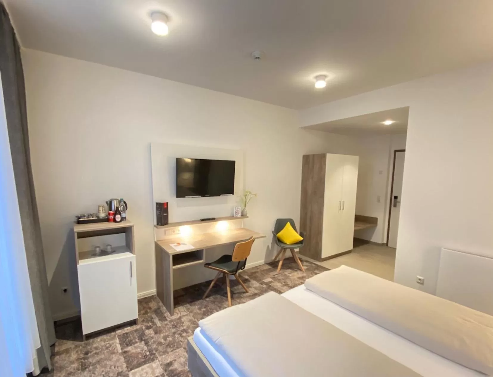 TV and multimedia, Bed in Stadthotel Lohne, Self Check In, mit Bäckerei und Cafe