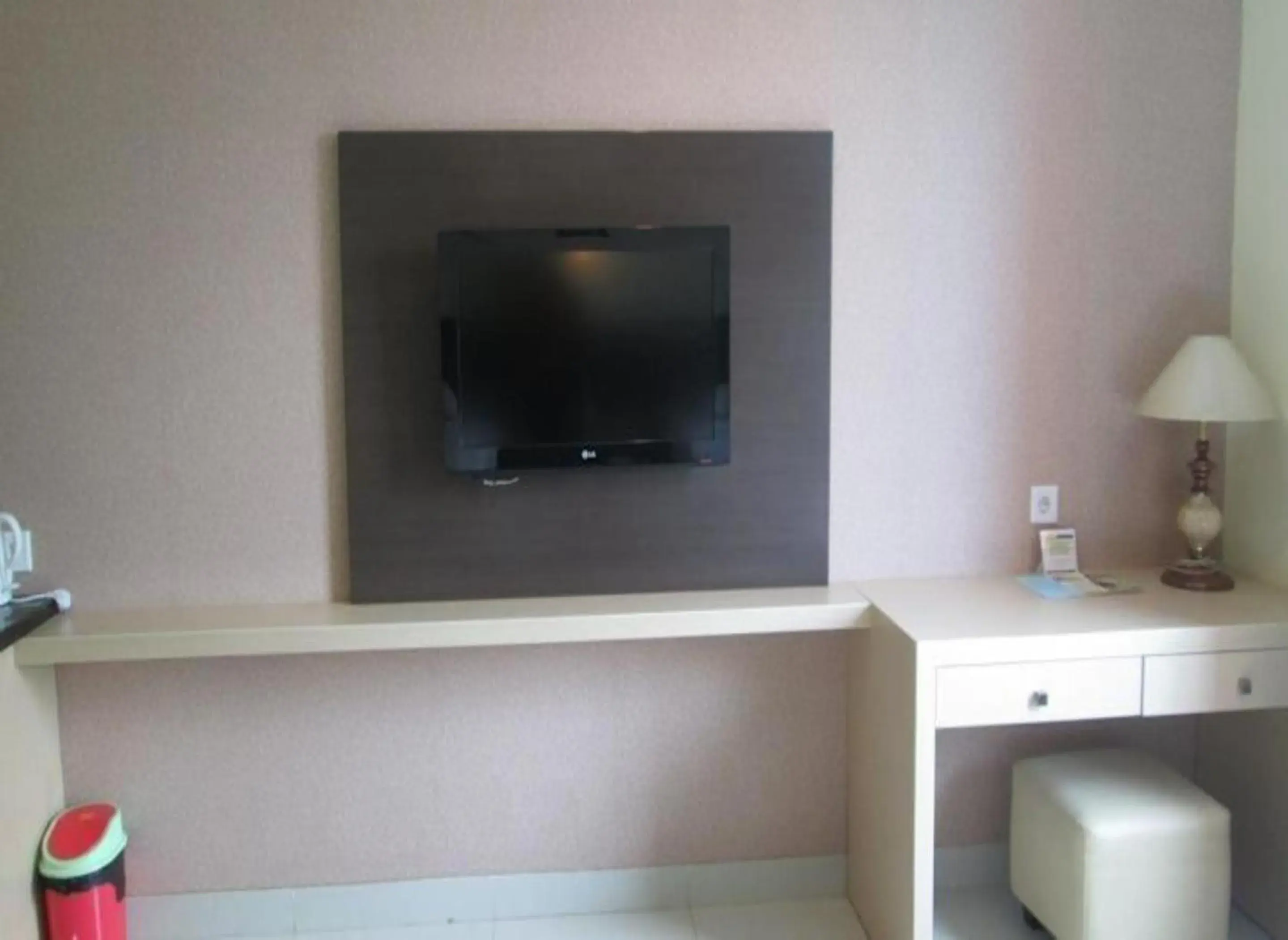 Bedroom, TV/Entertainment Center in Hotel MJ