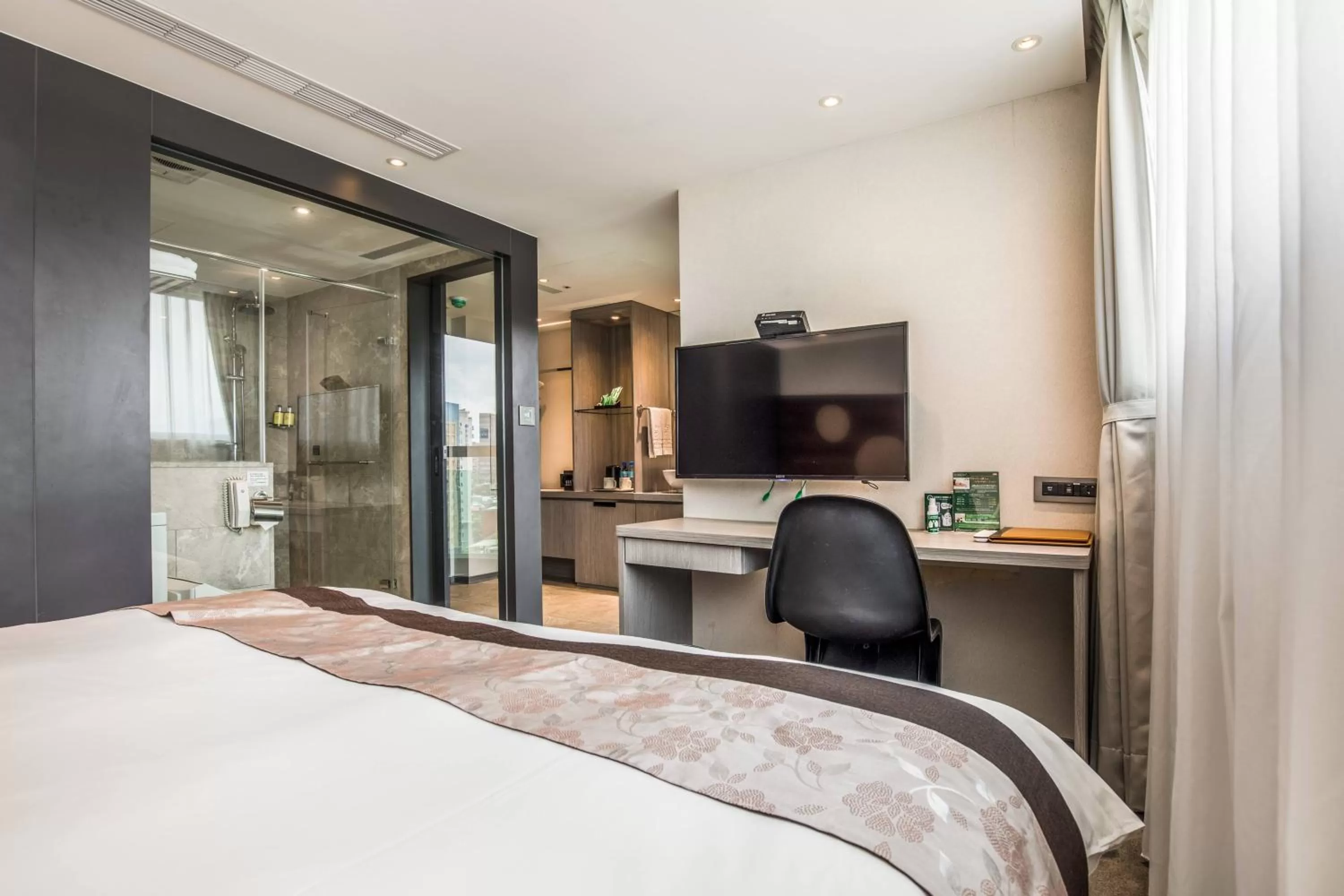 Deluxe Double Room with City View & Balcony in Green World SongShan