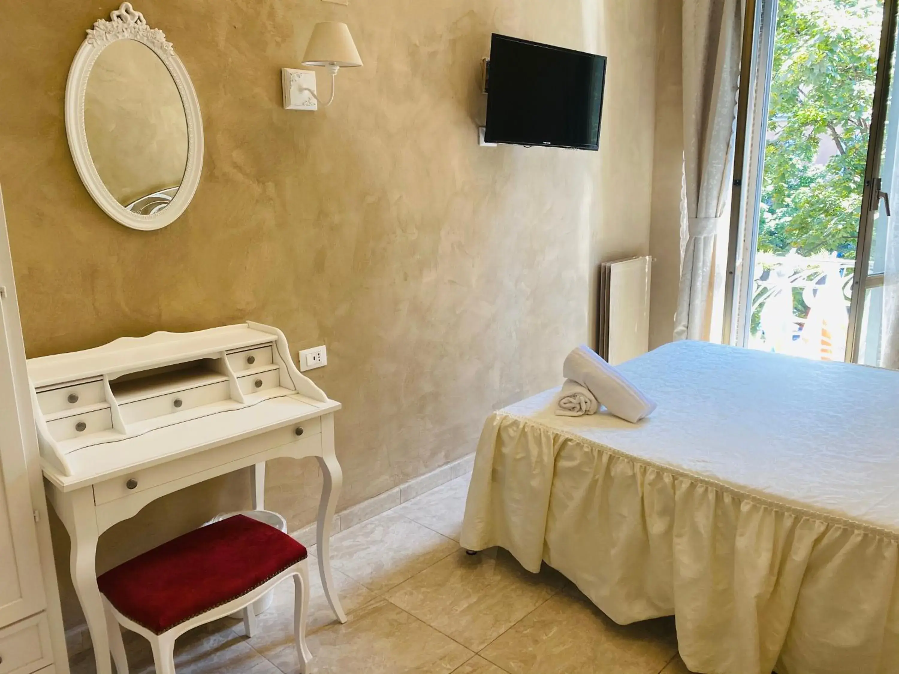 Bedroom, TV/Entertainment Center in Boutique Hotel Calais Milano