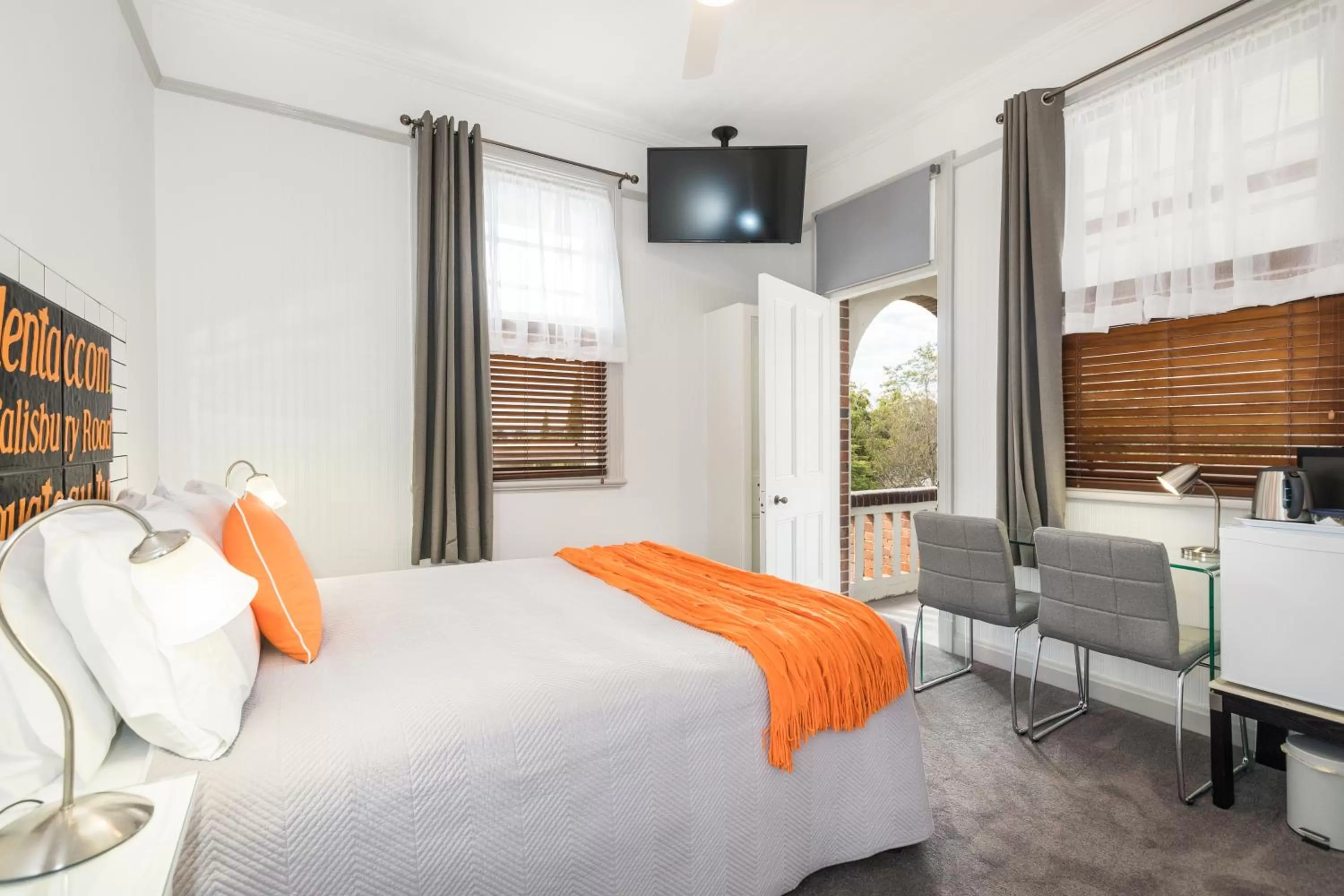 Photo of the whole room, Bed in Cumquat House