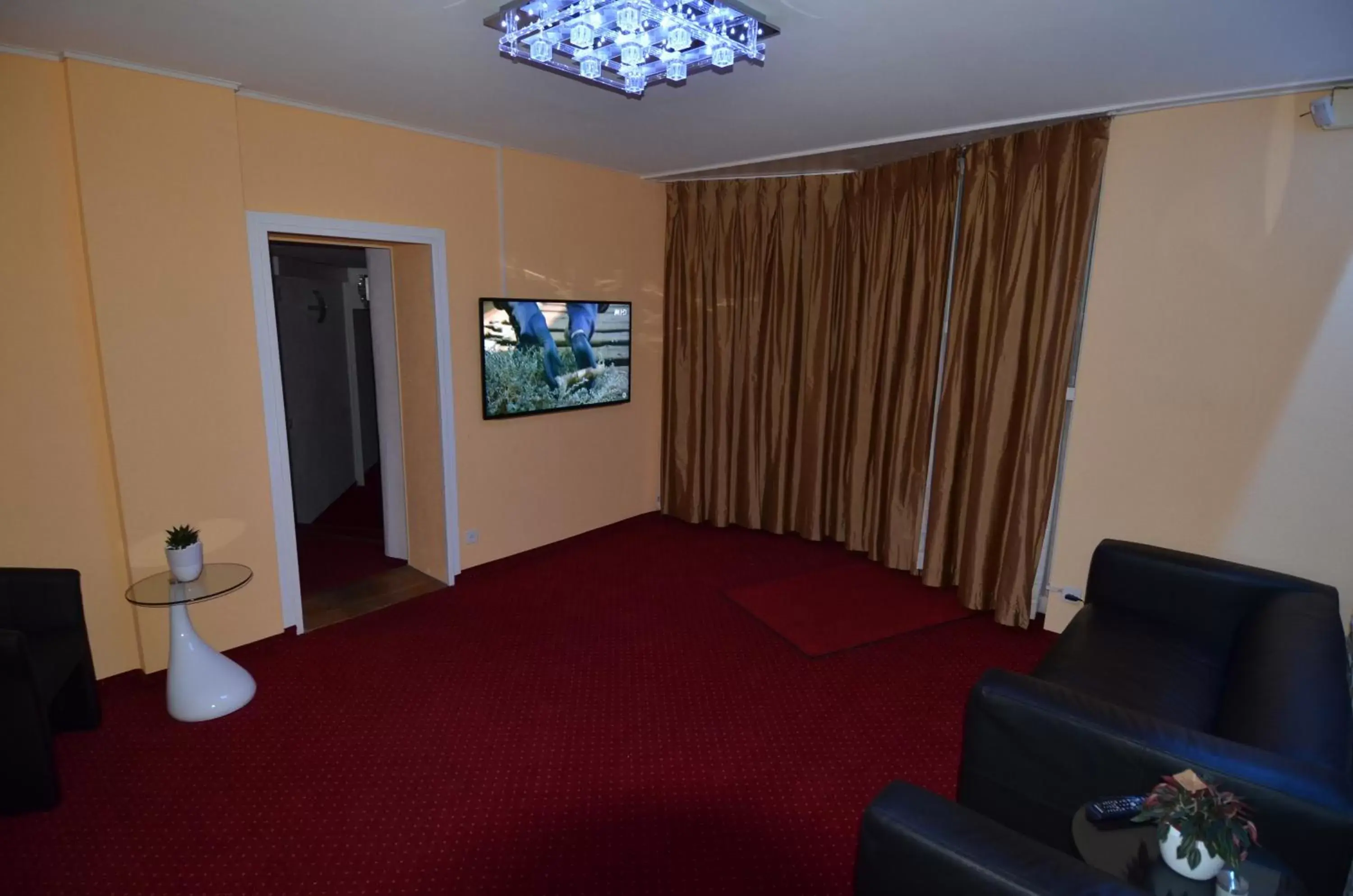 Communal lounge/ TV room, Bed in Beausite
