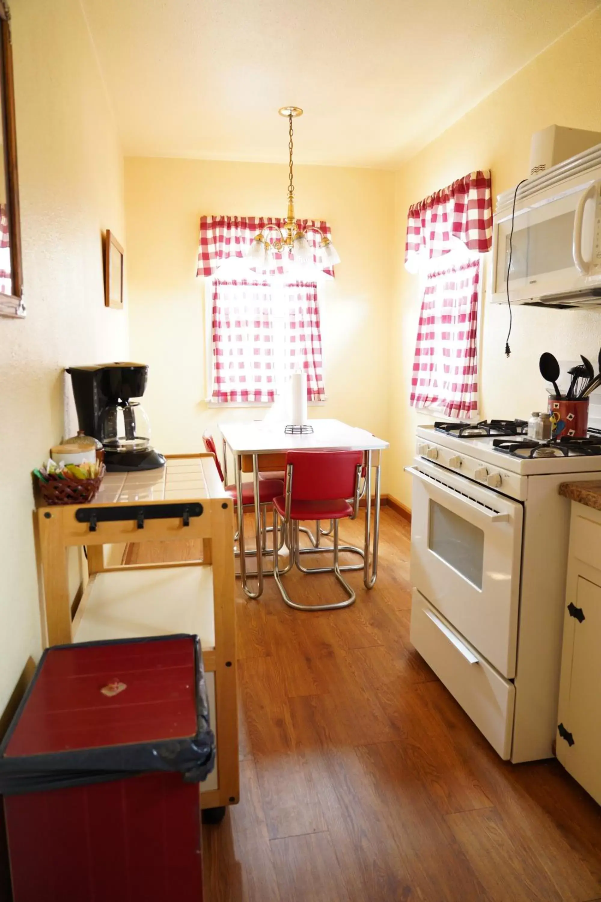 Kitchen or kitchenette, Kitchen/Kitchenette in Hillcrest Suites & Cabins