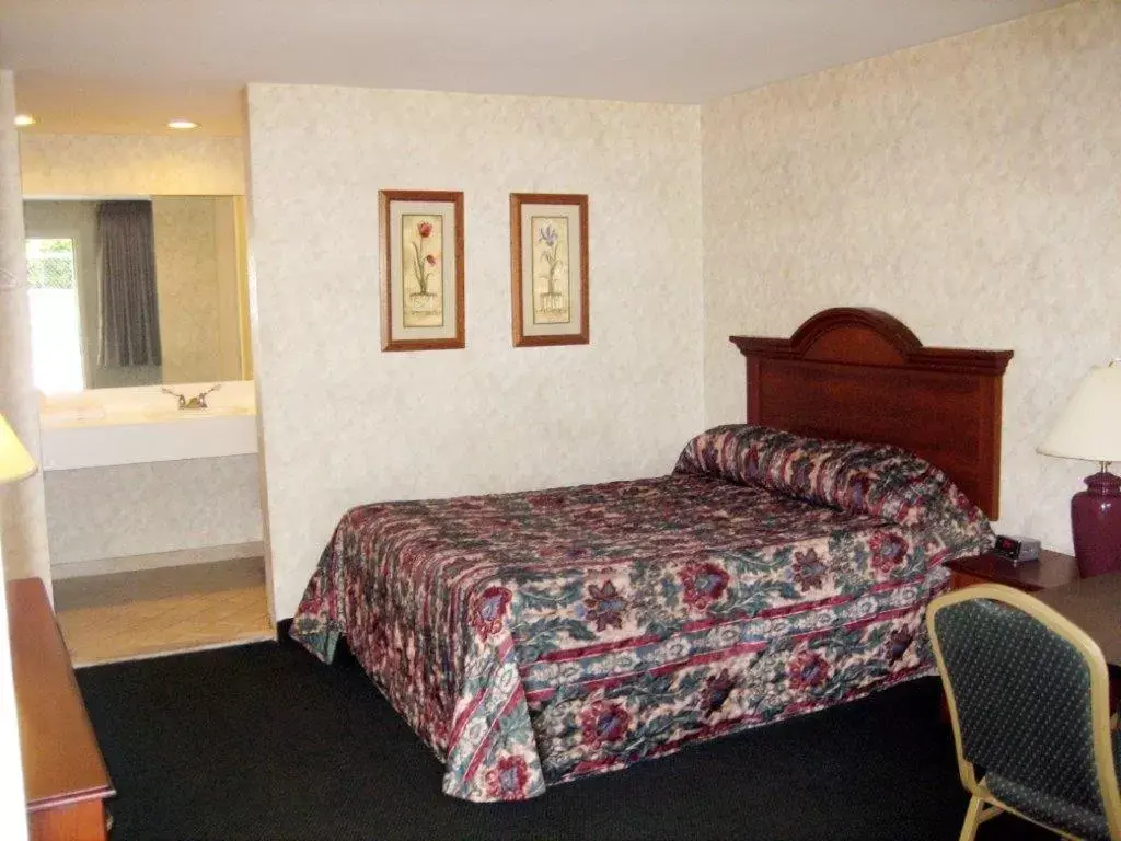 Bedroom, Bed in Fair Motel