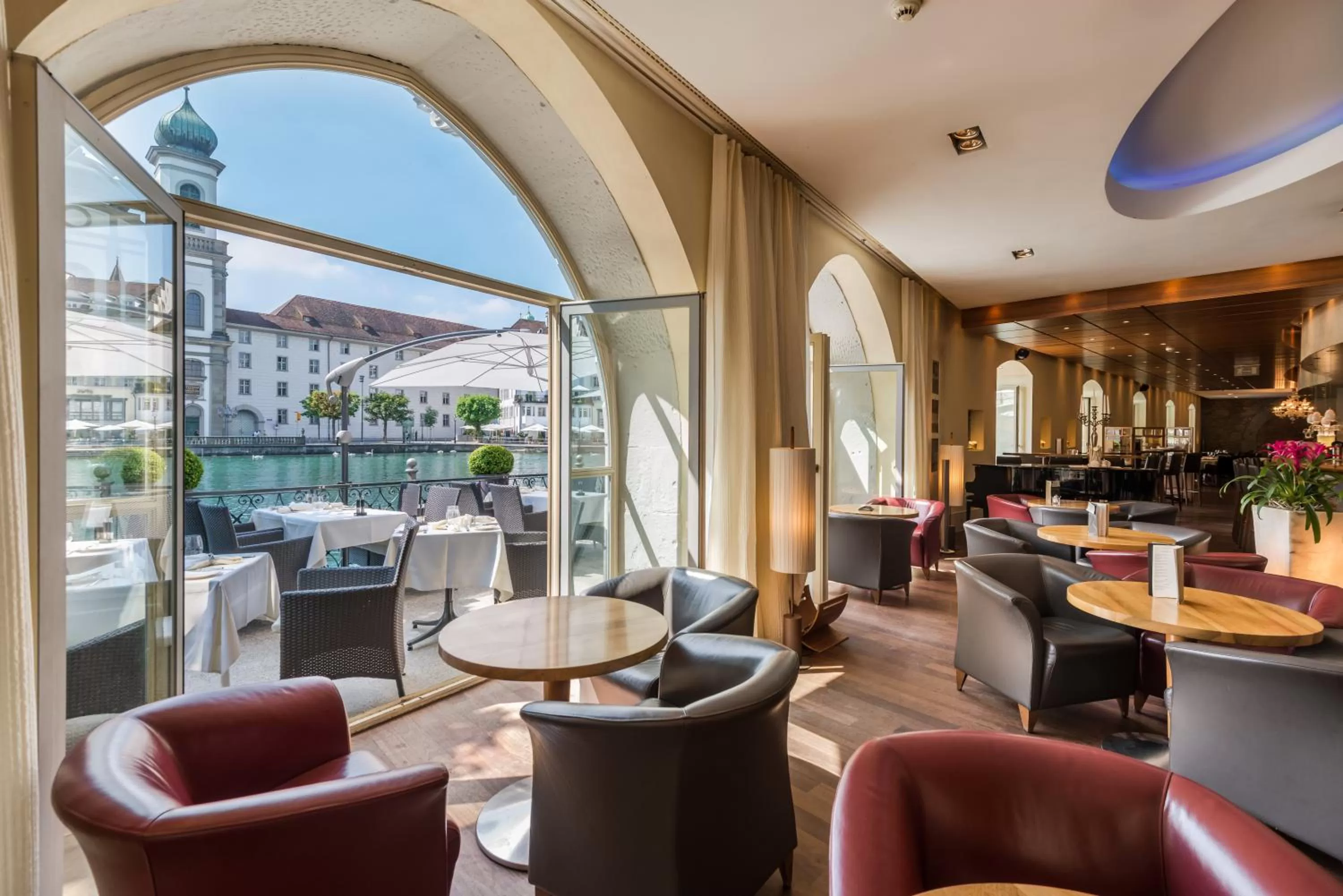 Communal lounge/ TV room in Hotel des Balances