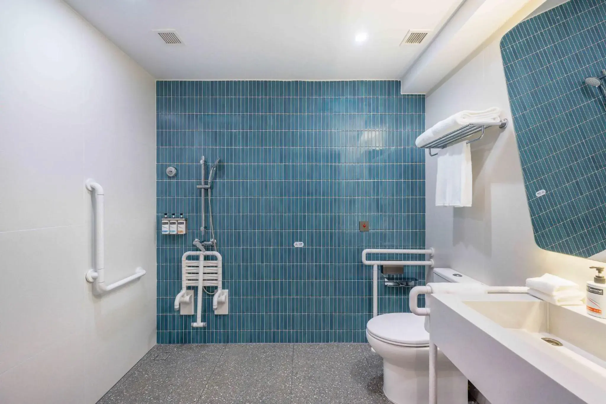 Photo of the whole room, Bathroom in Holiday Inn Express Jiangmen East Station, an IHG Hotel