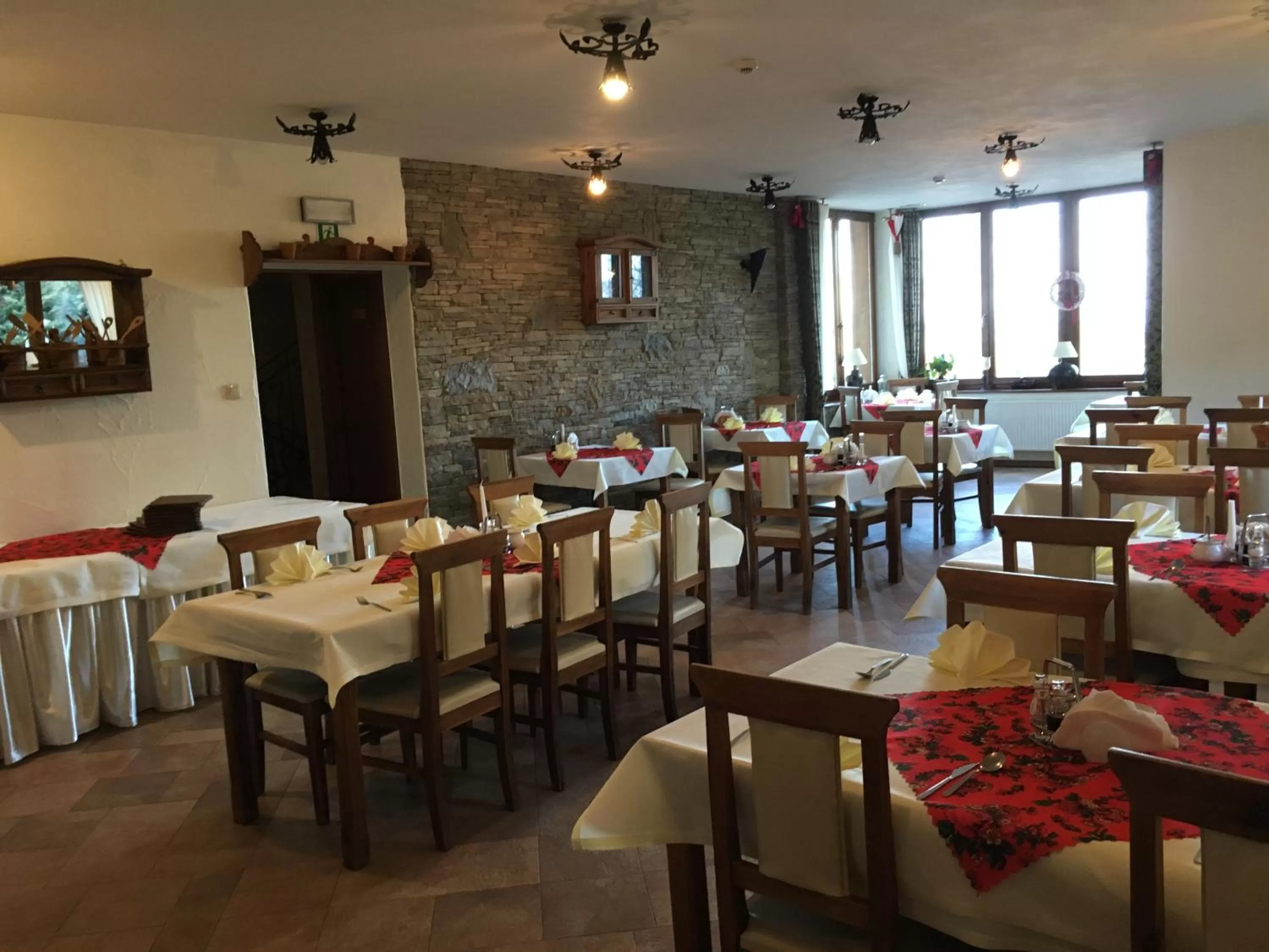 Restaurant/places to eat in Hotel Dwór Karolówka