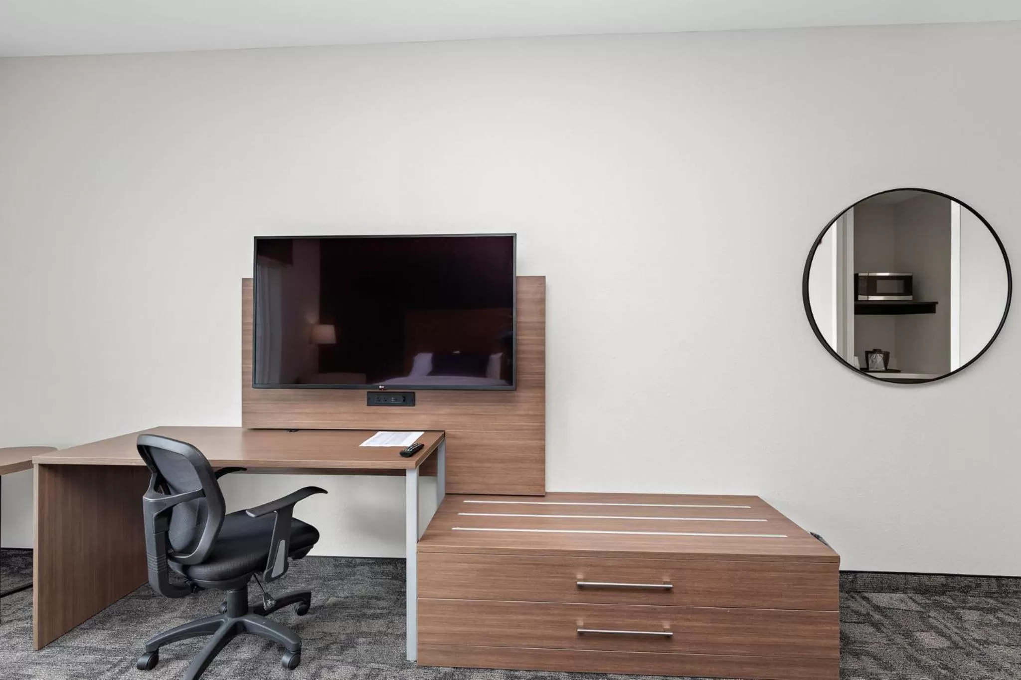 Photo of the whole room in Holiday Inn Express Kansas City North Parkville by IHG