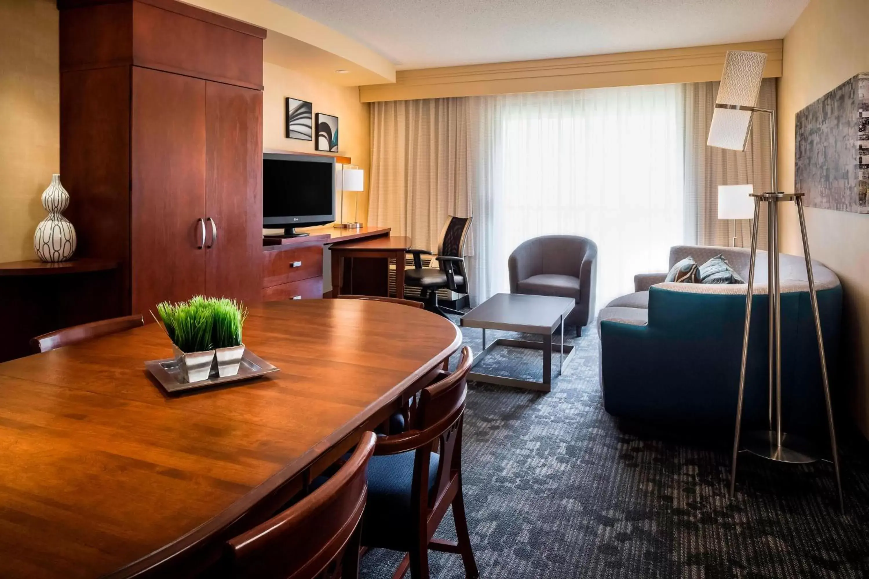 Photo of the whole room, TV/Entertainment Center in Courtyard by Marriott Kansas City Shawnee
