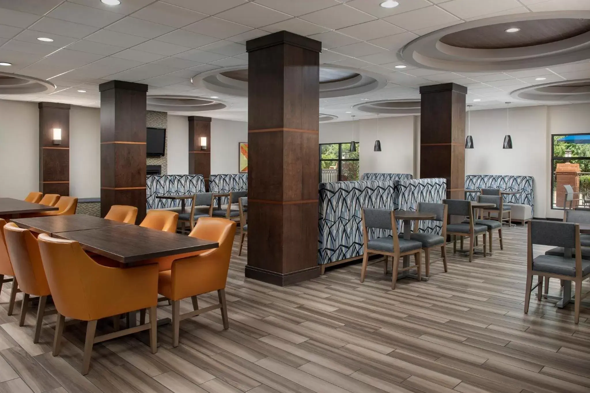 Property building, Restaurant/Places to Eat in Holiday Inn Express Hotel & Suites Knoxville-Clinton, an IHG Hotel