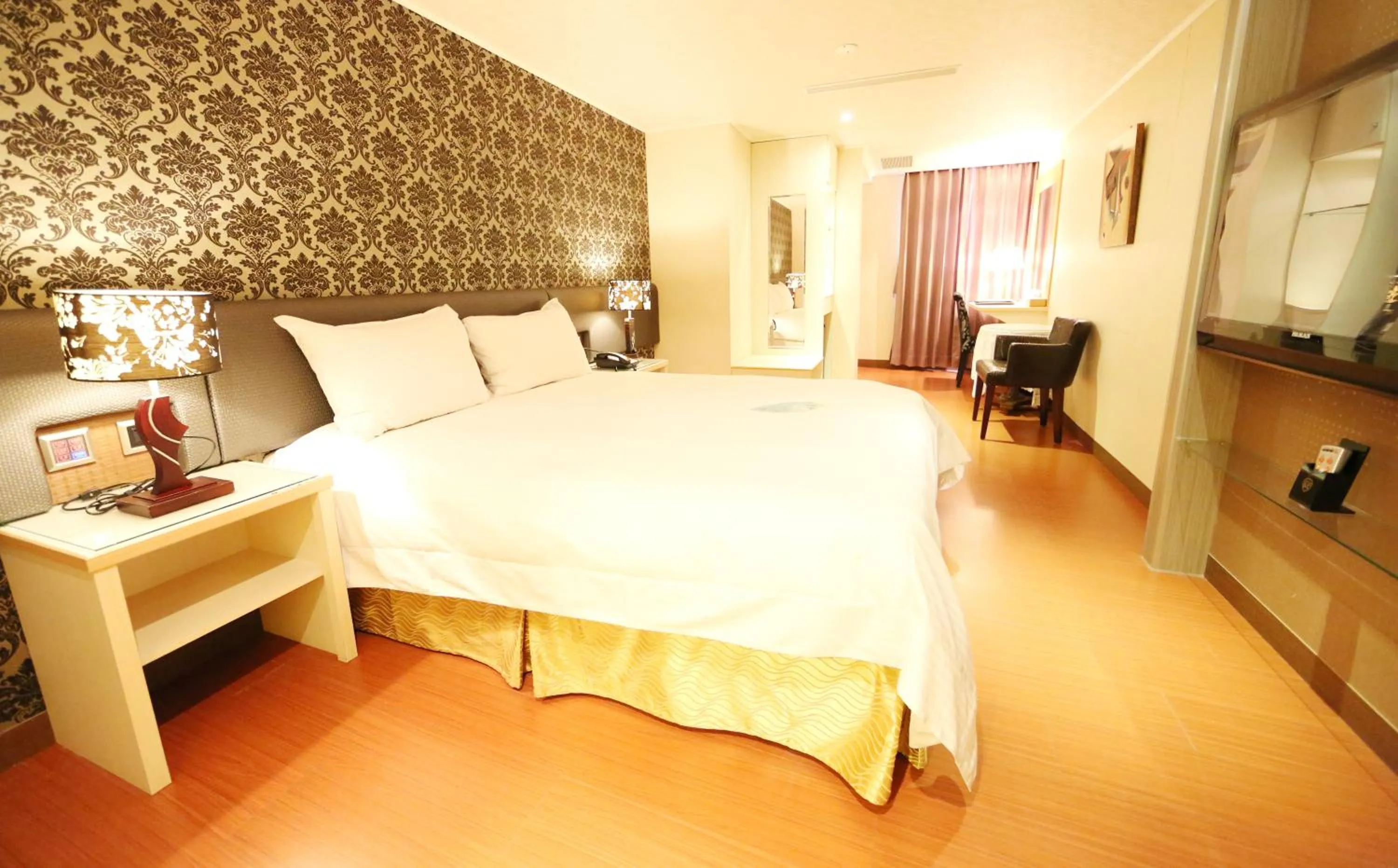 Photo of the whole room, Bed in Grand Earl Hotel