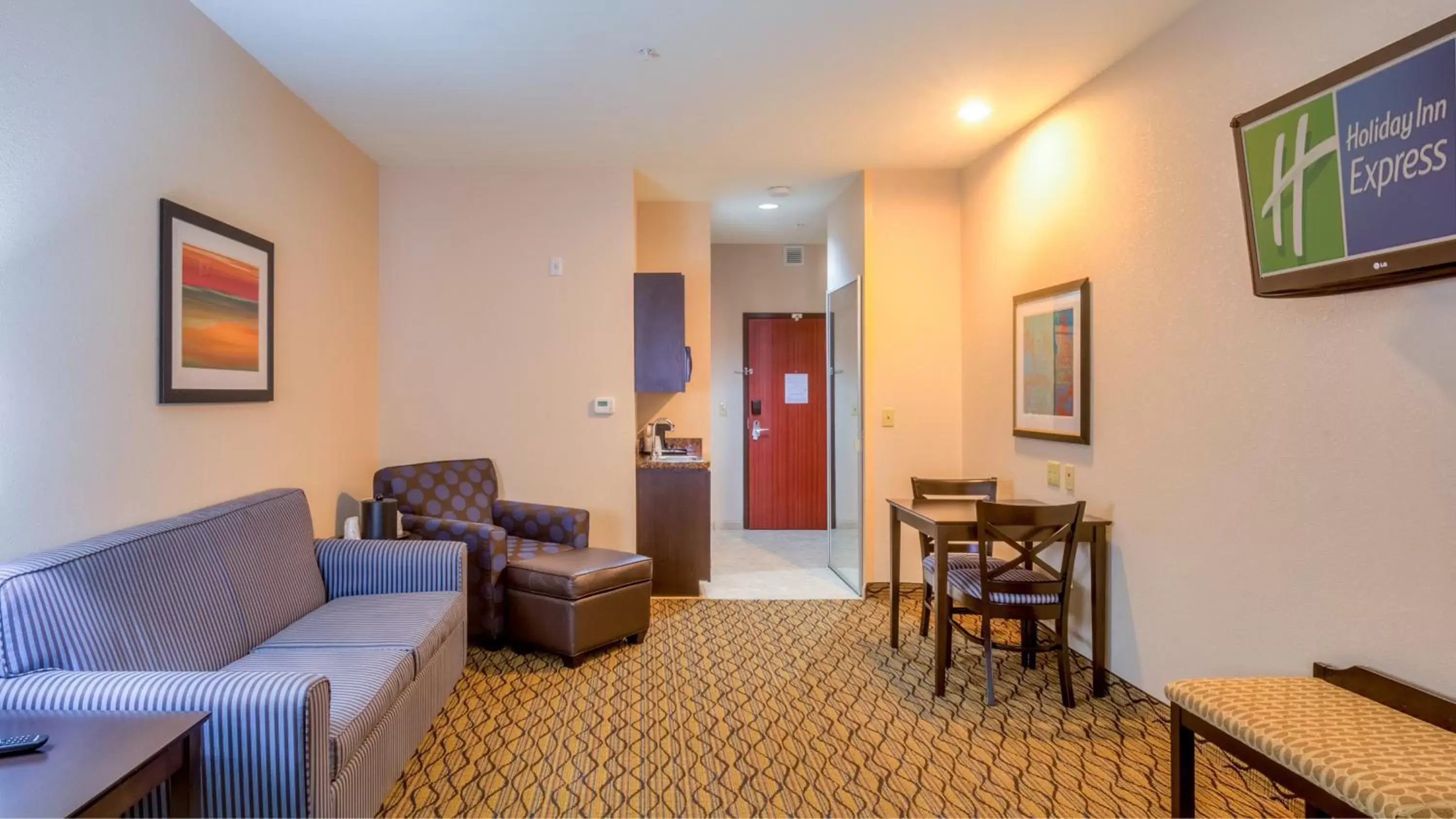 Photo of the whole room, Seating Area in Holiday Inn Express Hotel and Suites Elk City, an IHG Hotel