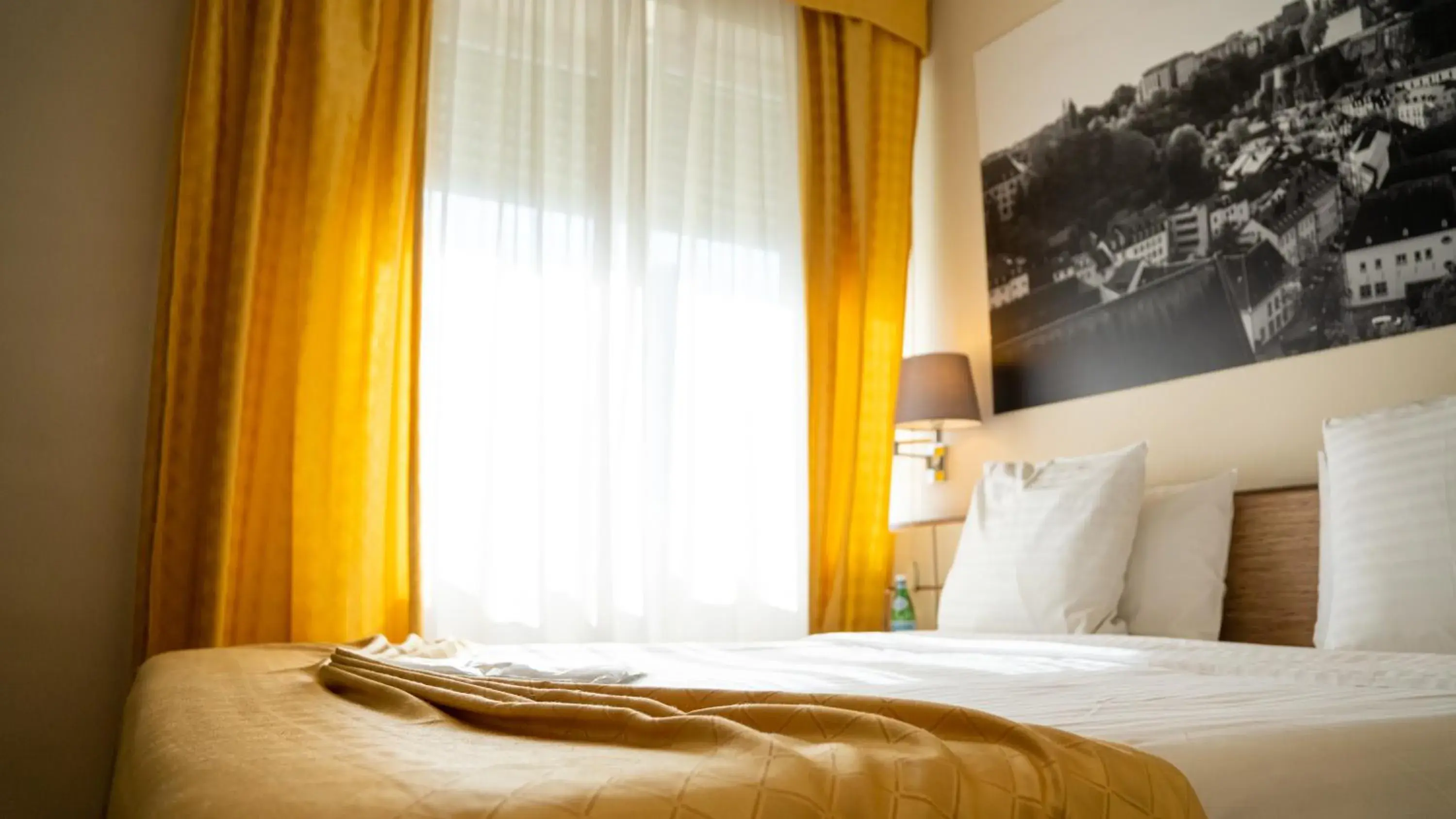 Property building, Bed in Best Western Plus Grand Hotel Victor Hugo