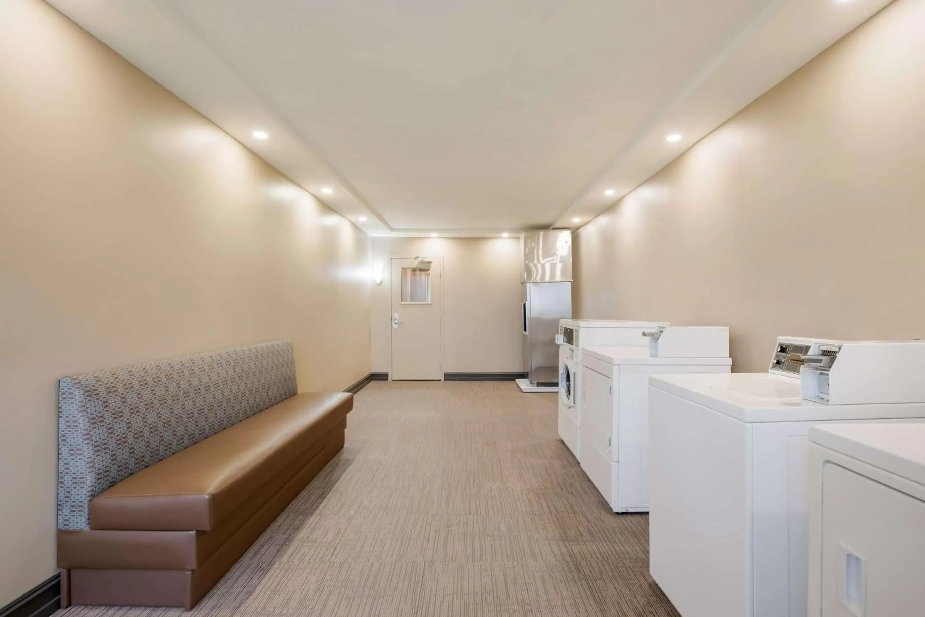 laundry, Seating Area in Best Western Northwest Indiana Inn