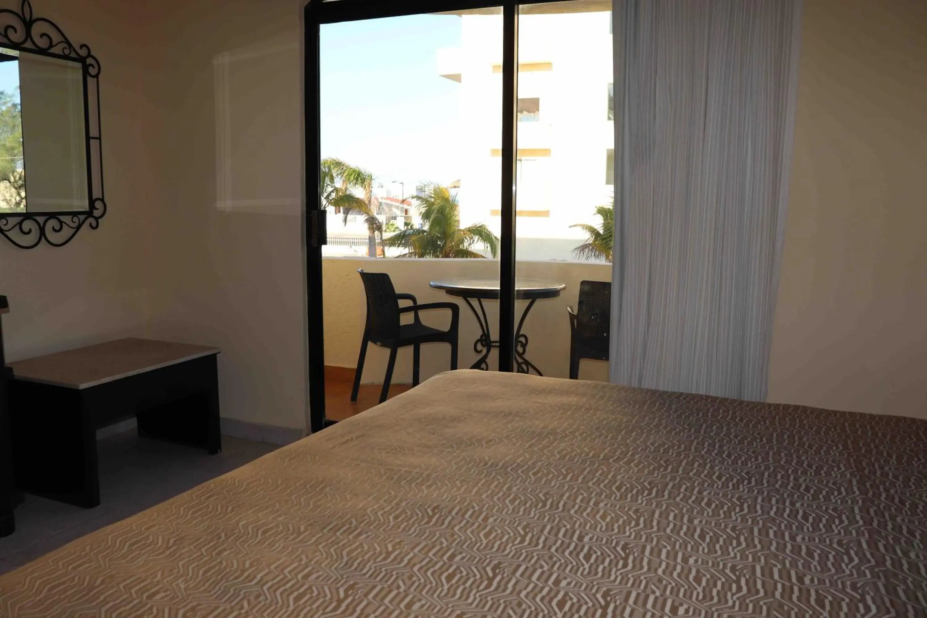 King Suite with Pool View in Hotel Arenas Del Mar Resort