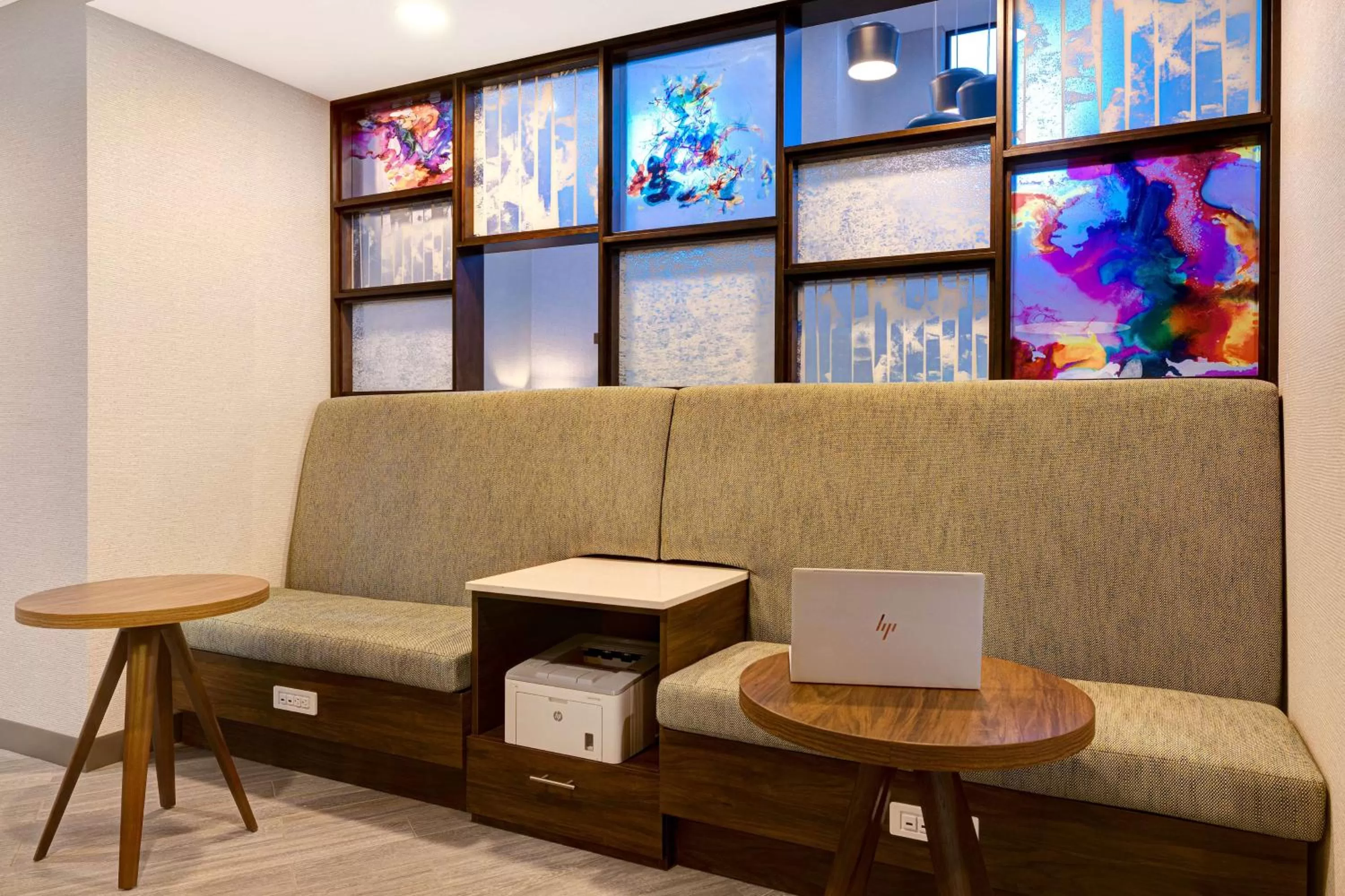 Business facilities in Hampton Inn & Suites Marina